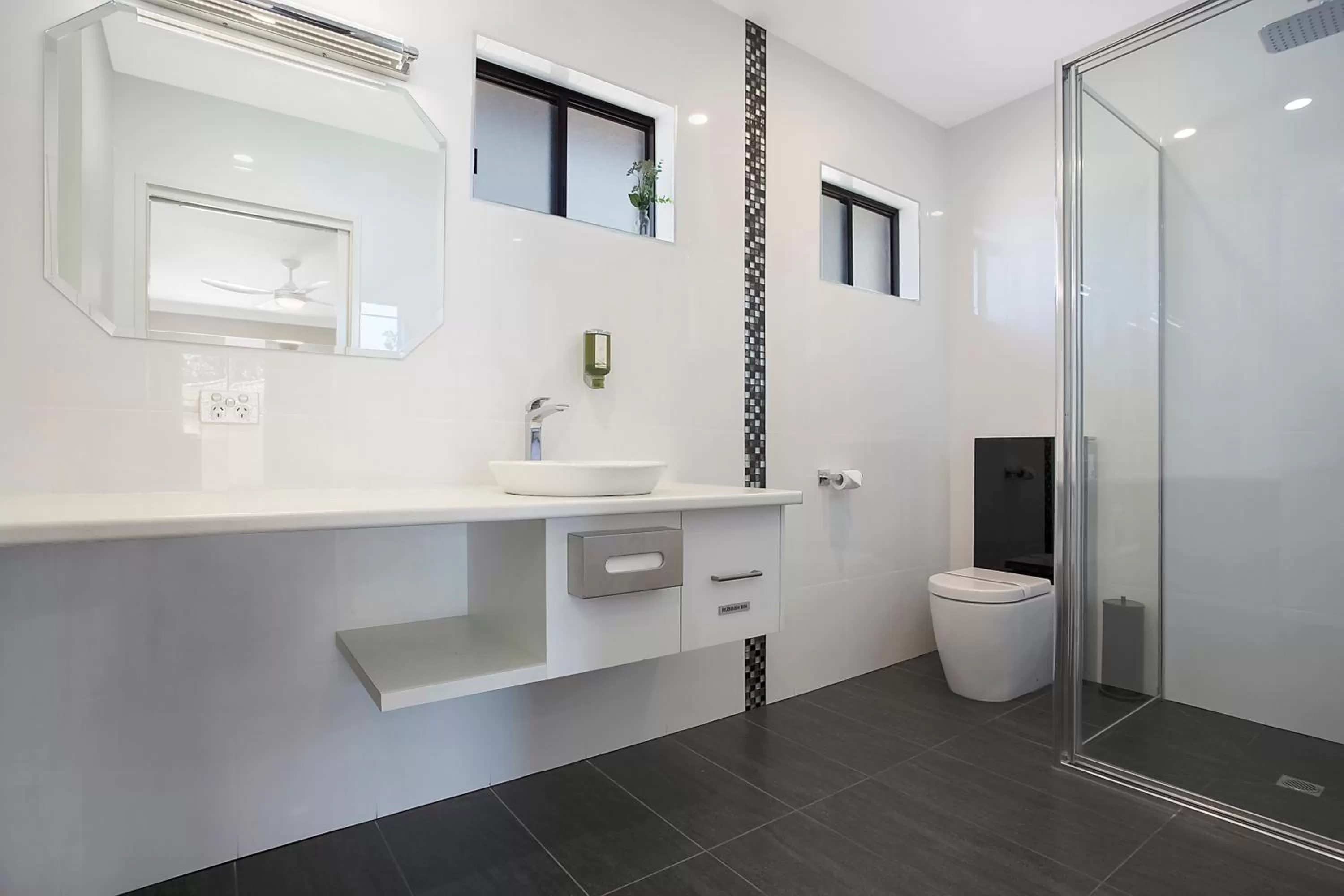 Shower in Comfort Inn May Park