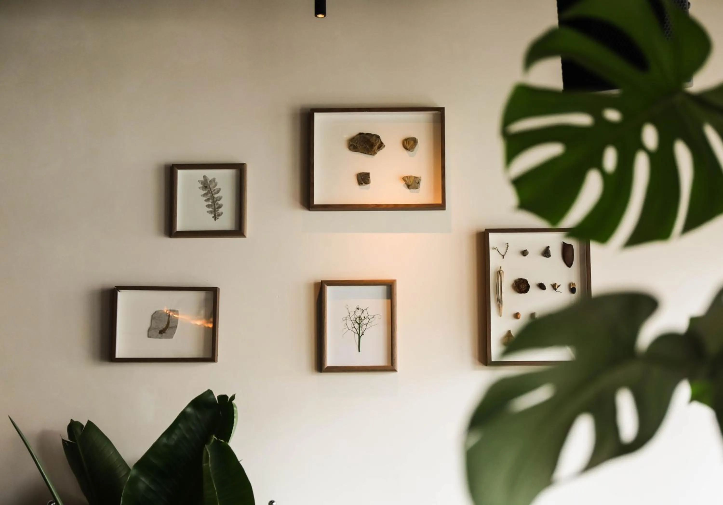 Lounge or bar in SONDERIA Lazybones Hostel- Wenshu Temple Side, Chill Hostel with All-Day Brunch, Travel Agency in English & Local Bar Vibes