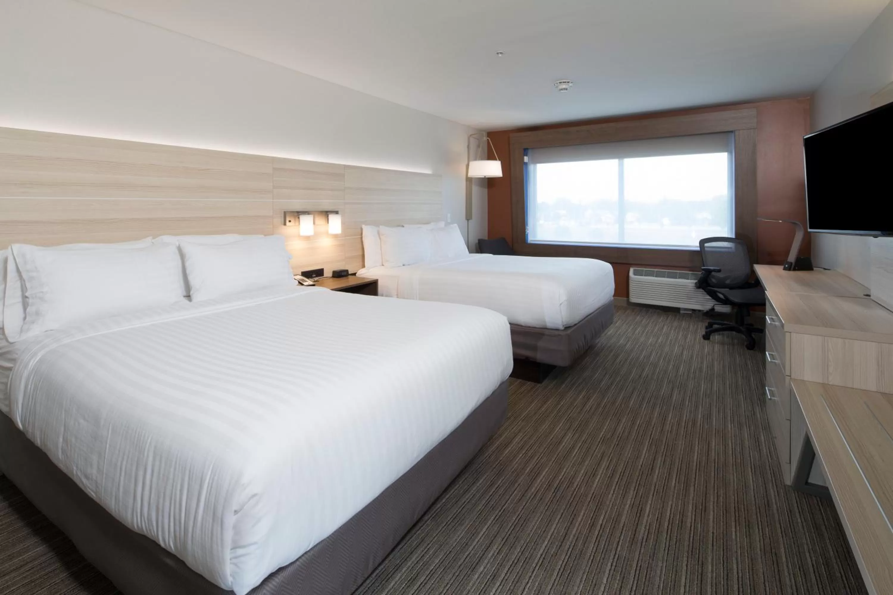 Photo of the whole room, Bed in Holiday Inn Express Hotel & Suites Bay City by IHG