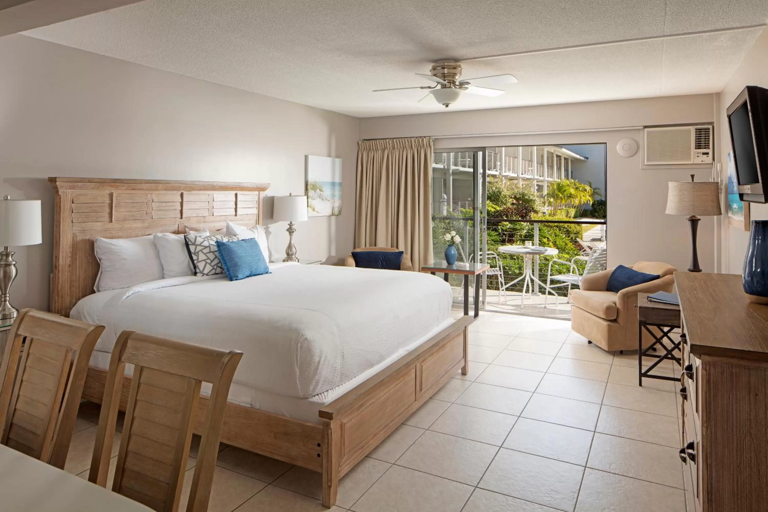 View (from property/room), Bed in Cove Inn on Naples Bay