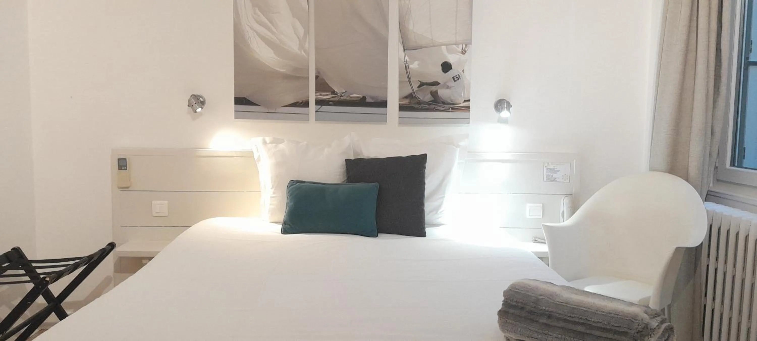 Bathroom, Bed in Hotel La Marine, Vieux Port