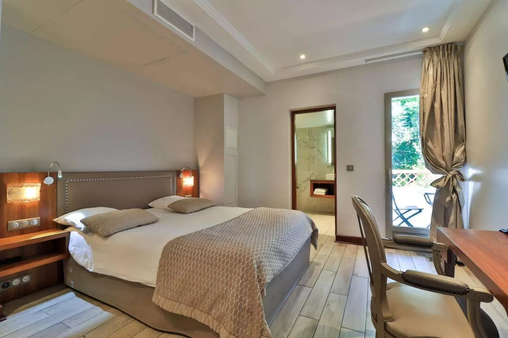 Standard Double Room with Street View in Le Rhul Standard Double Room with Street View in Le Rhul