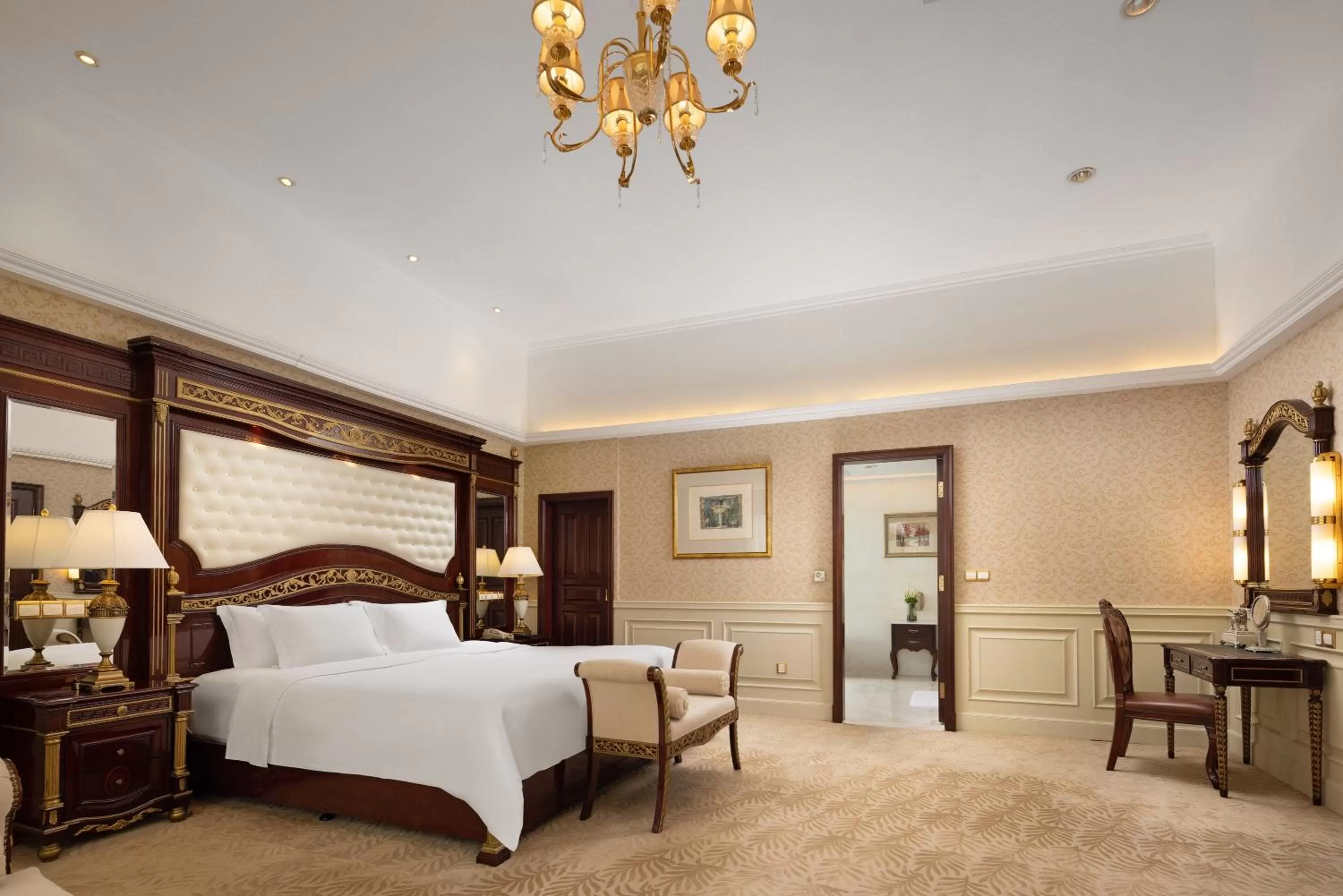 Photo of the whole room, Bed in Crowne Plaza Hotel & Suites Landmark Shenzhen, an IHG Hotel - Nearby Luohu Border, Indoor heated swimming pool, Receive RMB100 SPA coupon upon check-in