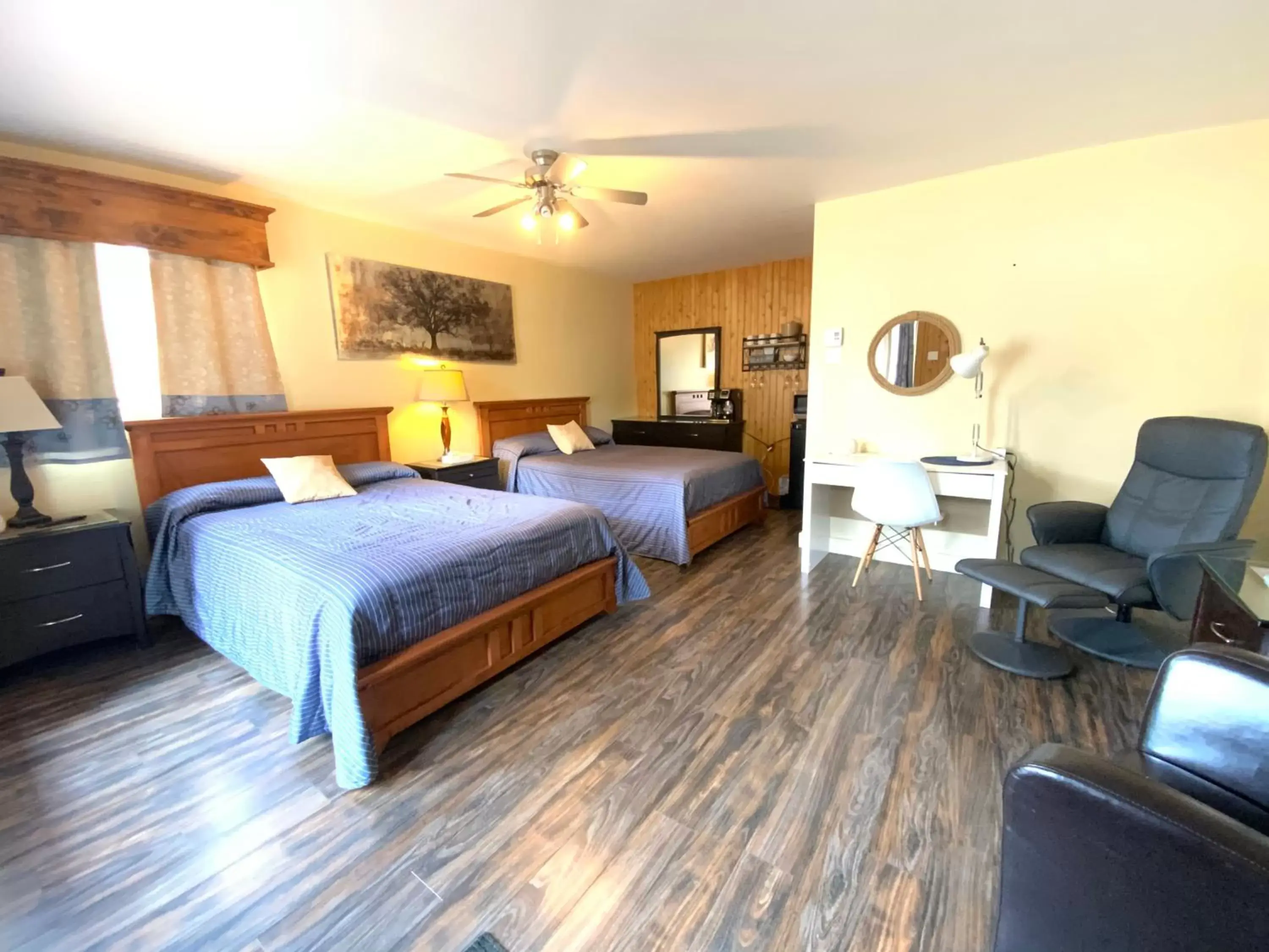 Superior Room with Two Double Beds and Parking View in Auberge et Chalets sur le Lac Superior Room with Two Double Beds and Parking View in Auberge et Chalets sur le Lac