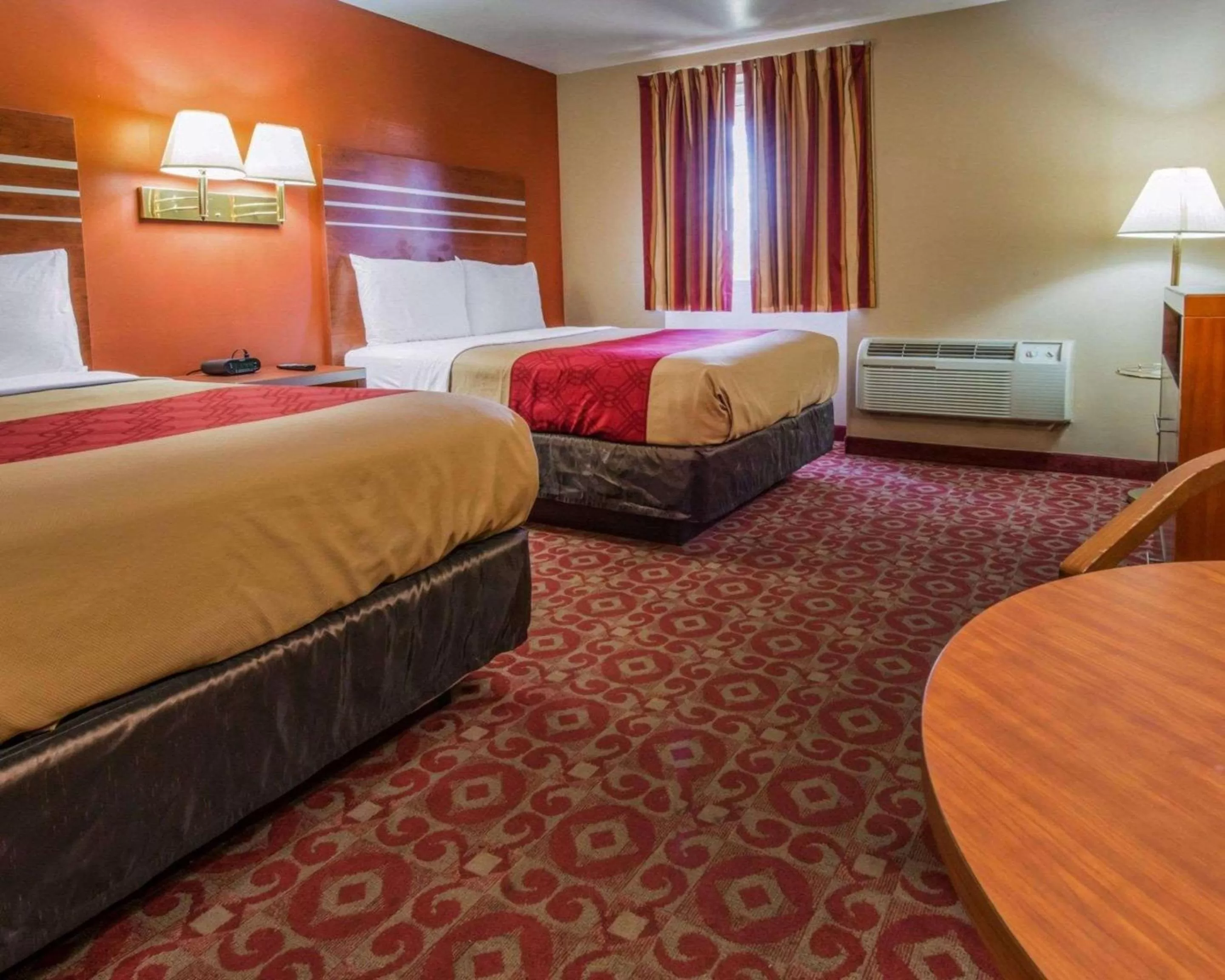 Photo of the whole room, Bed in Econo Lodge Hermitage South