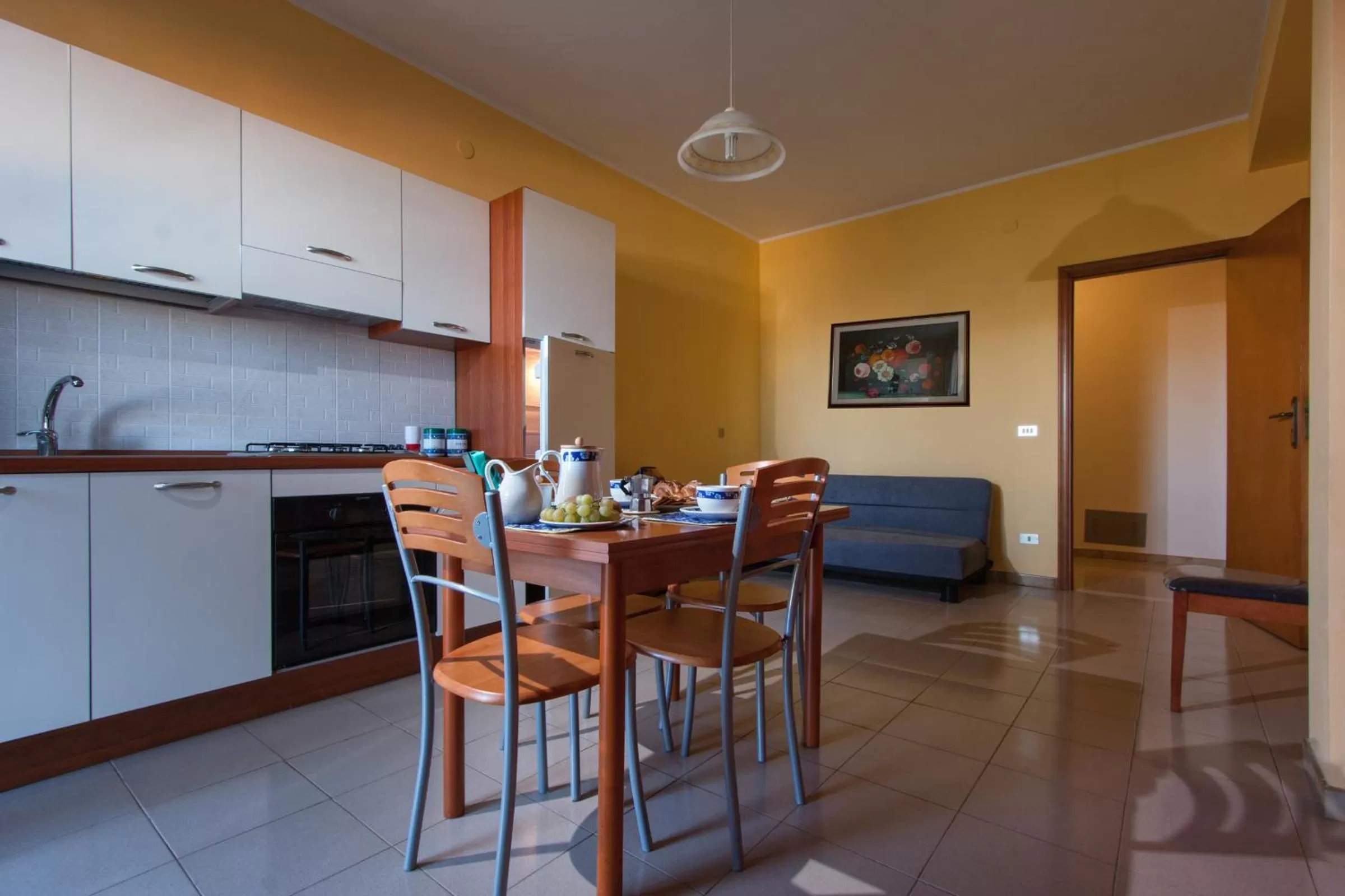 Kitchen or kitchenette, Dining Area in Joanne B&B
