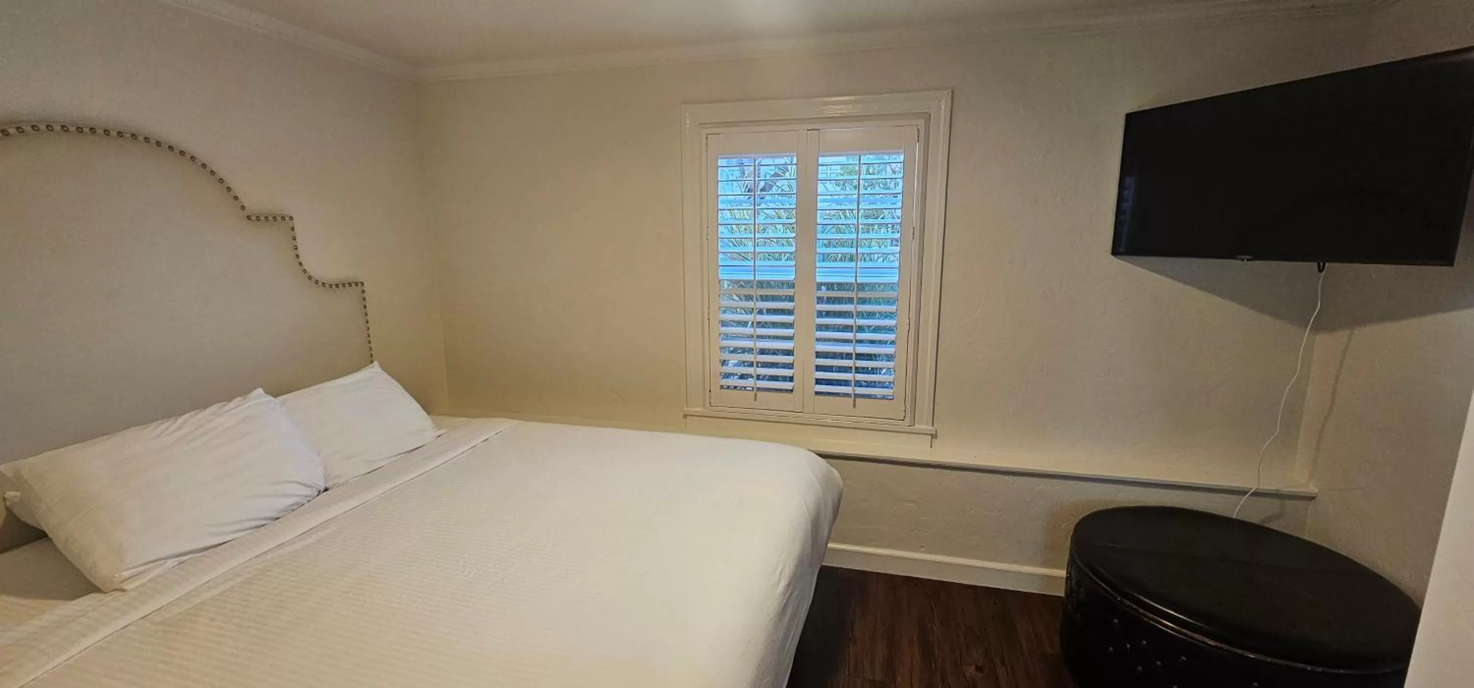 Bed in Casablanca Inn on The Beach