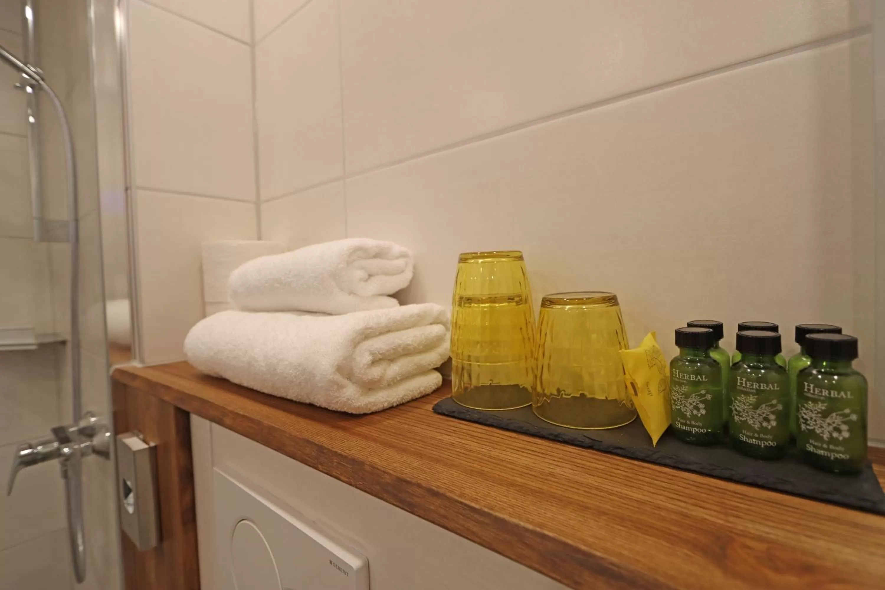 Shower in Hotel Kreuz Höhengasthof