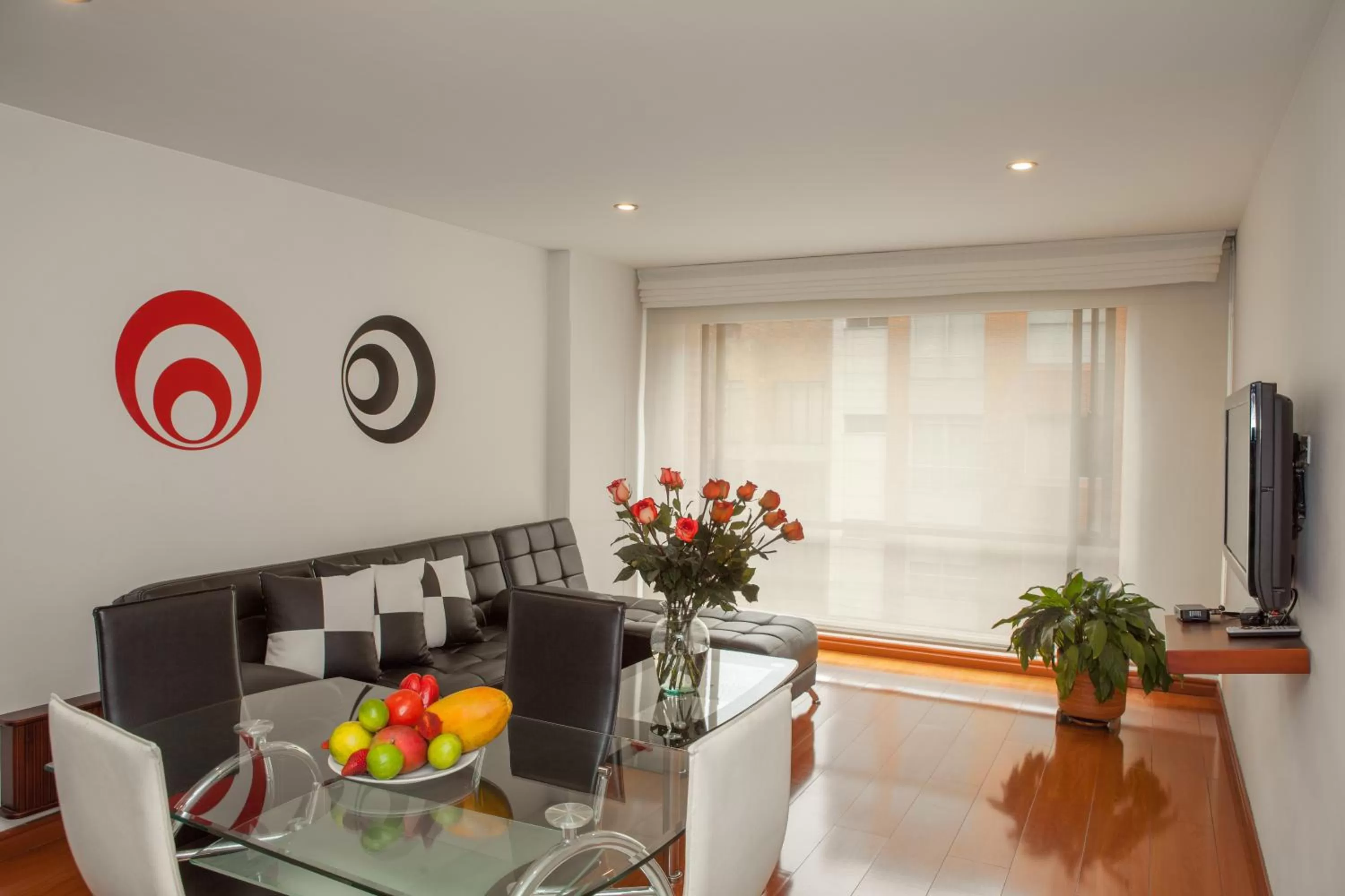 Dining area in Cora 96 Street Apartments