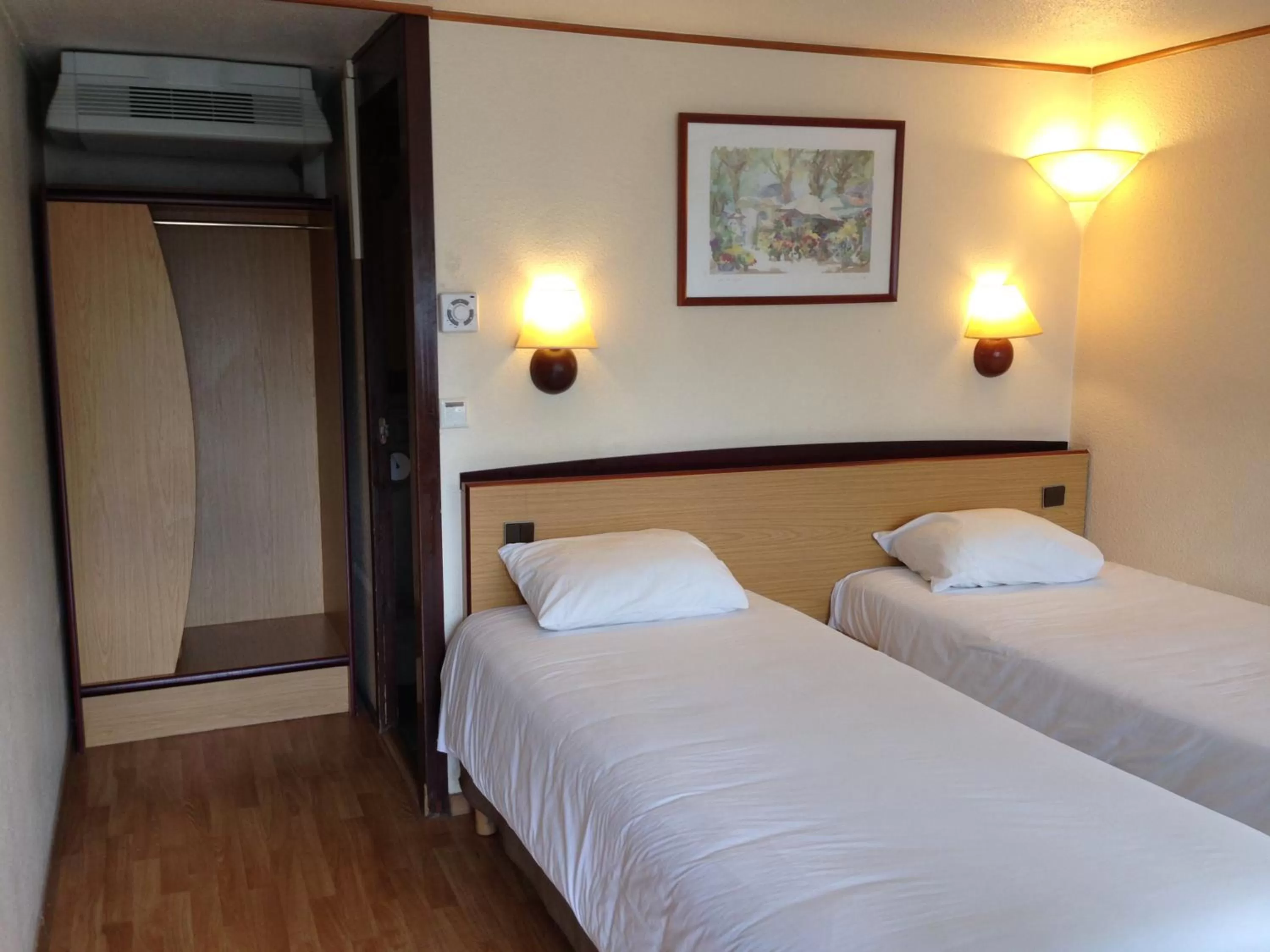 Photo of the whole room, Bed in Campanile Mulhouse - Illzach Ile Napoléon