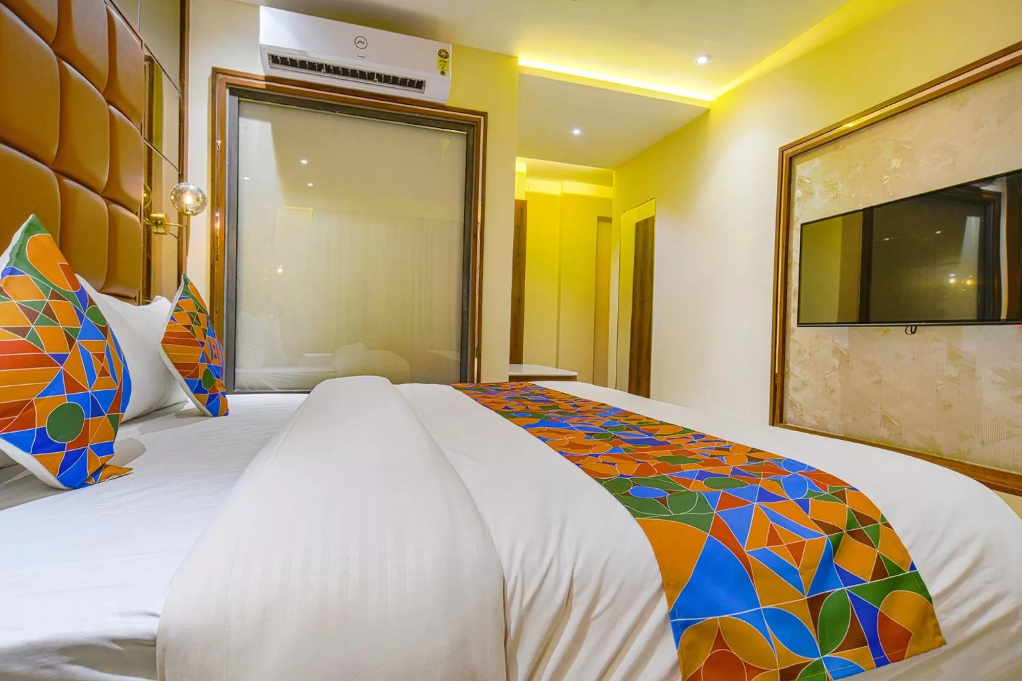 Communal lounge/ TV room, Bed in FabHotel Benchmark