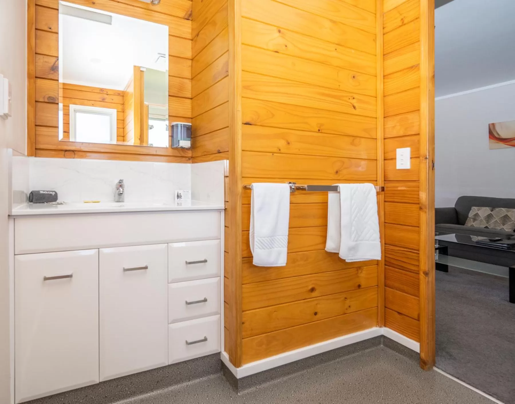 Bathroom in Tudor Park Motel Spacious with kitchens 1 minute walk to restaurant and shopping centre and Gisborne Hospital