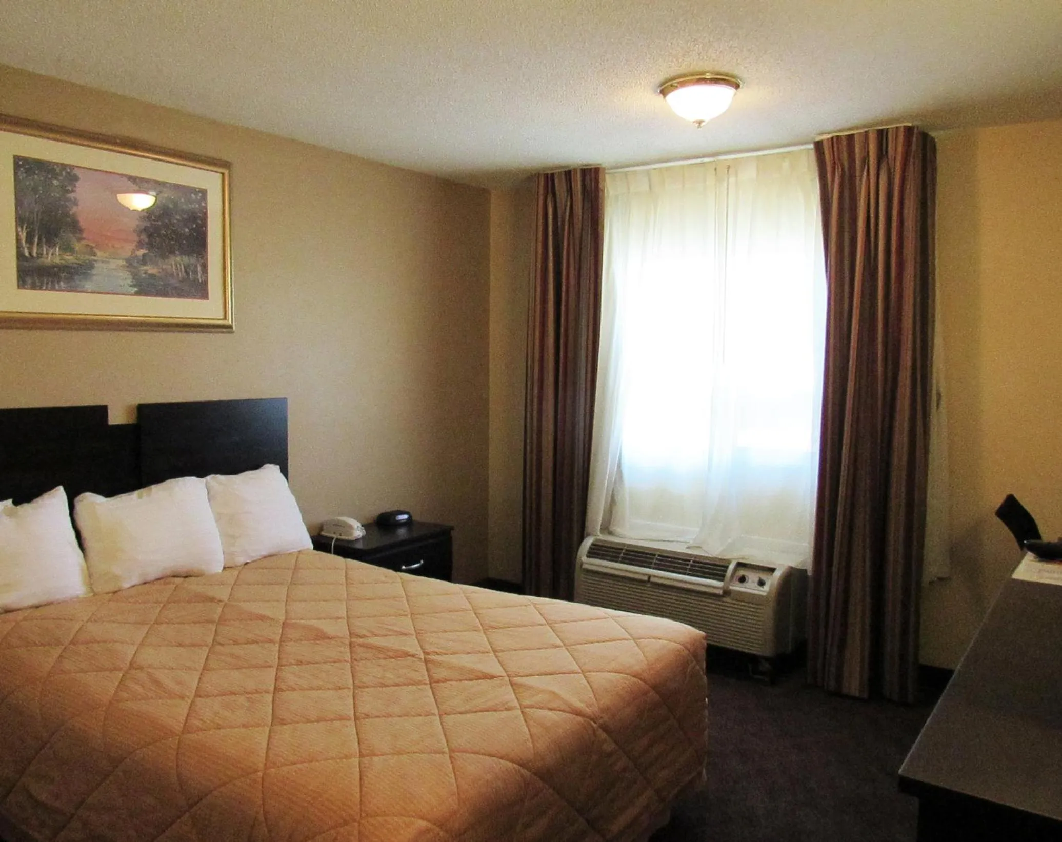 Bed in RedRock Inn Sioux Falls