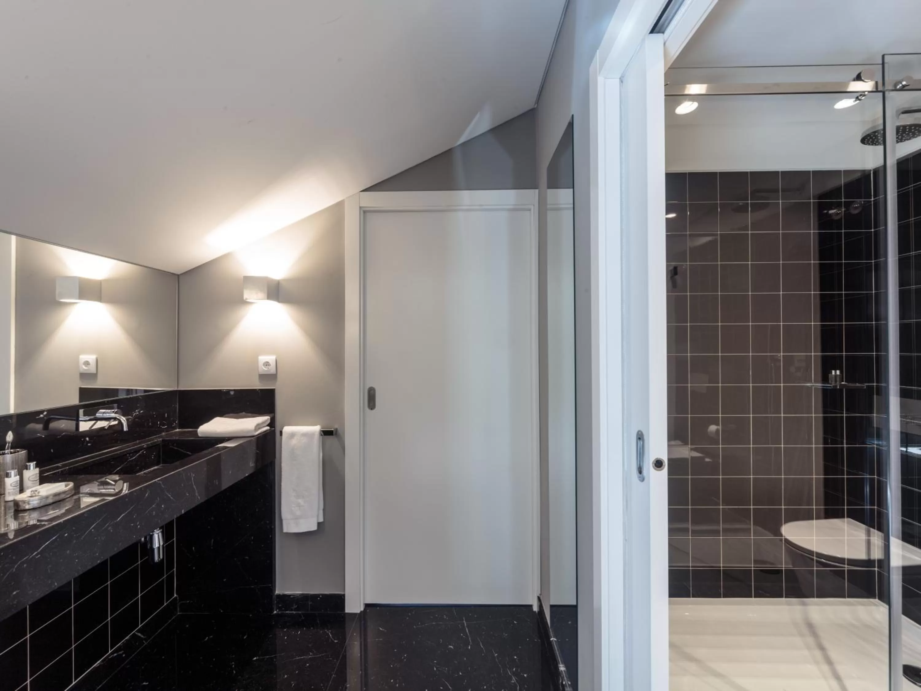 Photo of the whole room in Dear Lisbon - Gallery House