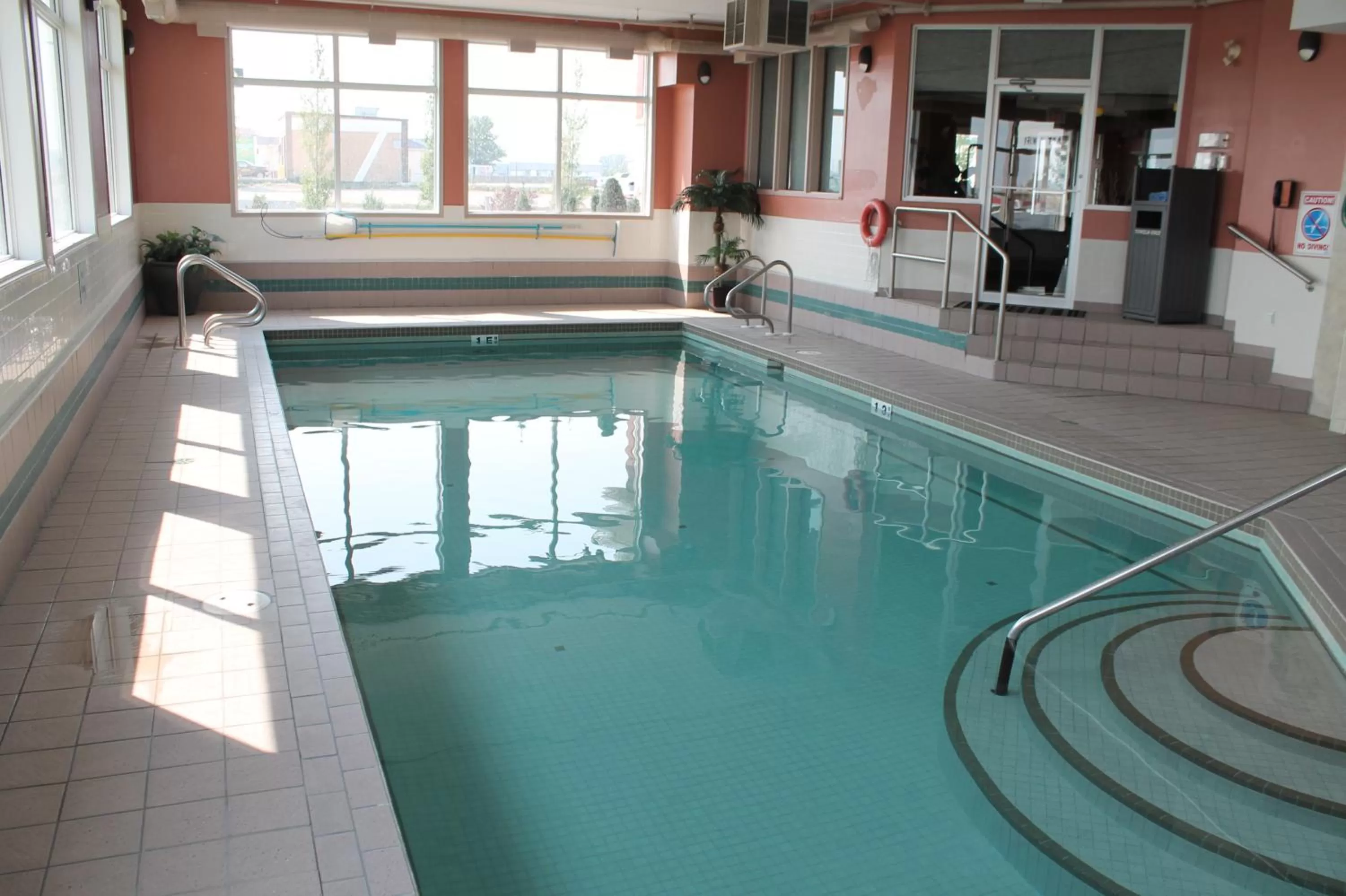 Swimming pool in Best Western Strathmore Inn