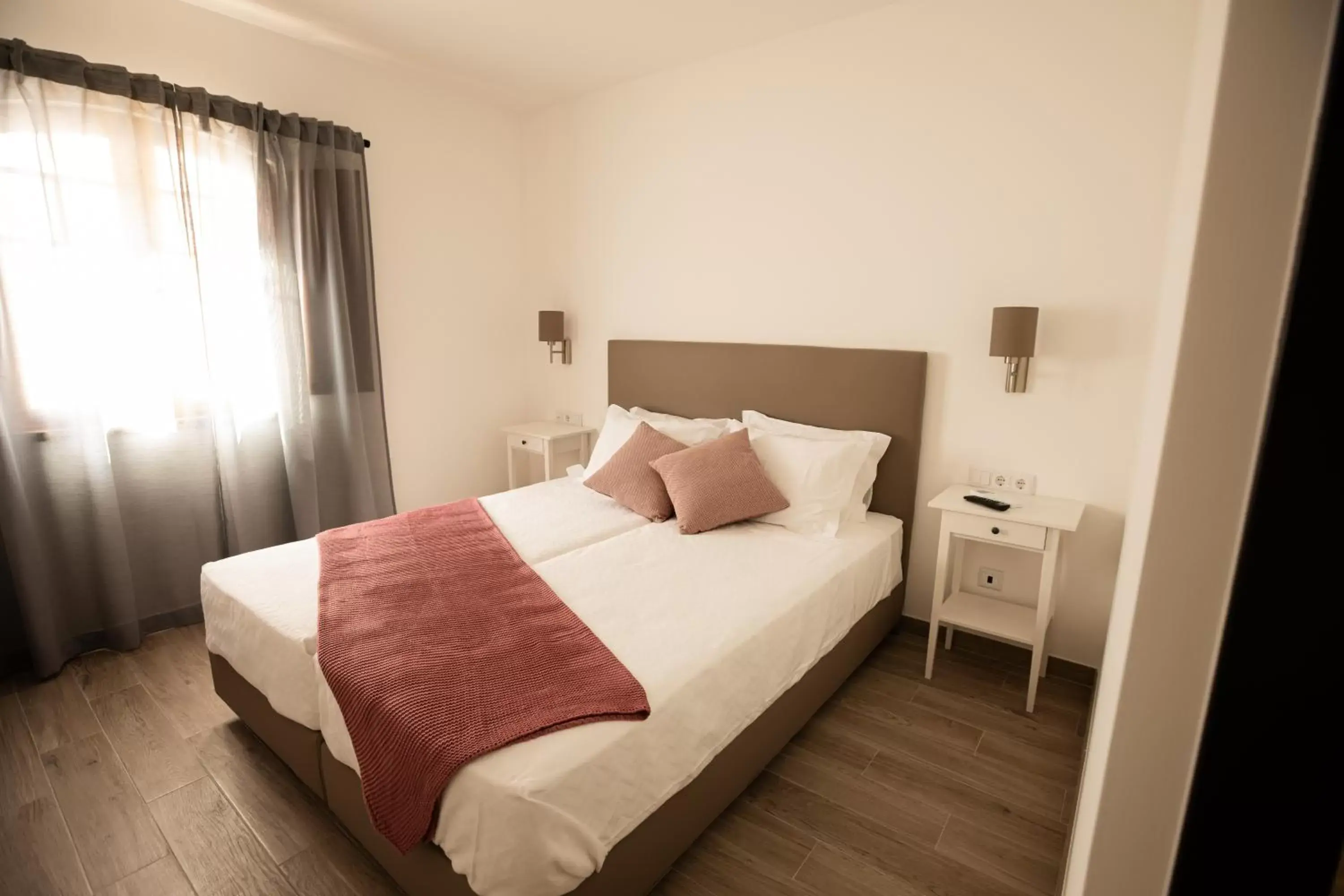 Twin Room in Porto D'Abrigo - Alojamento Local Twin Room in Porto D'Abrigo - Alojamento Local