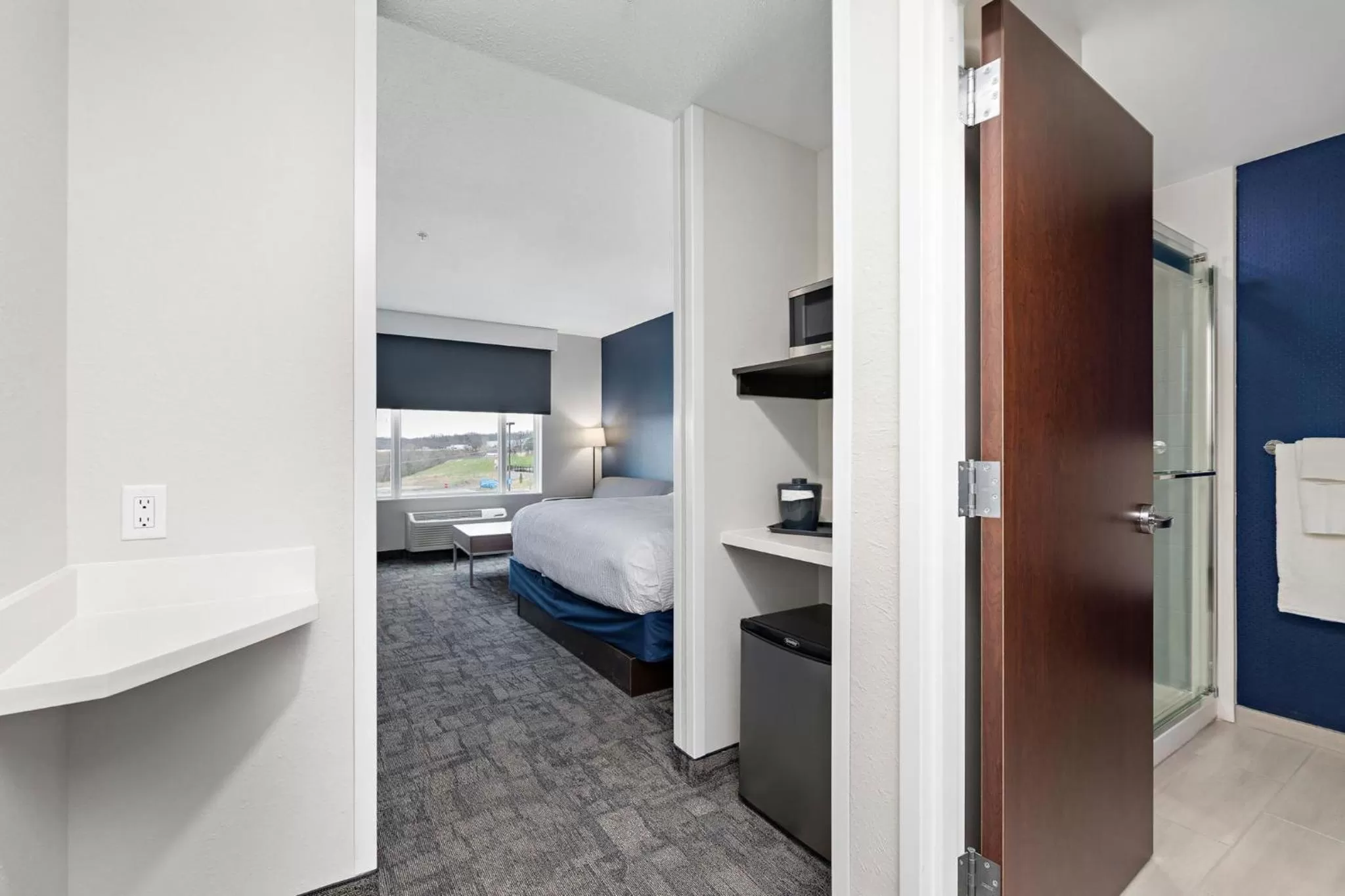 Photo of the whole room, Bed in Holiday Inn Express Kansas City North Parkville by IHG