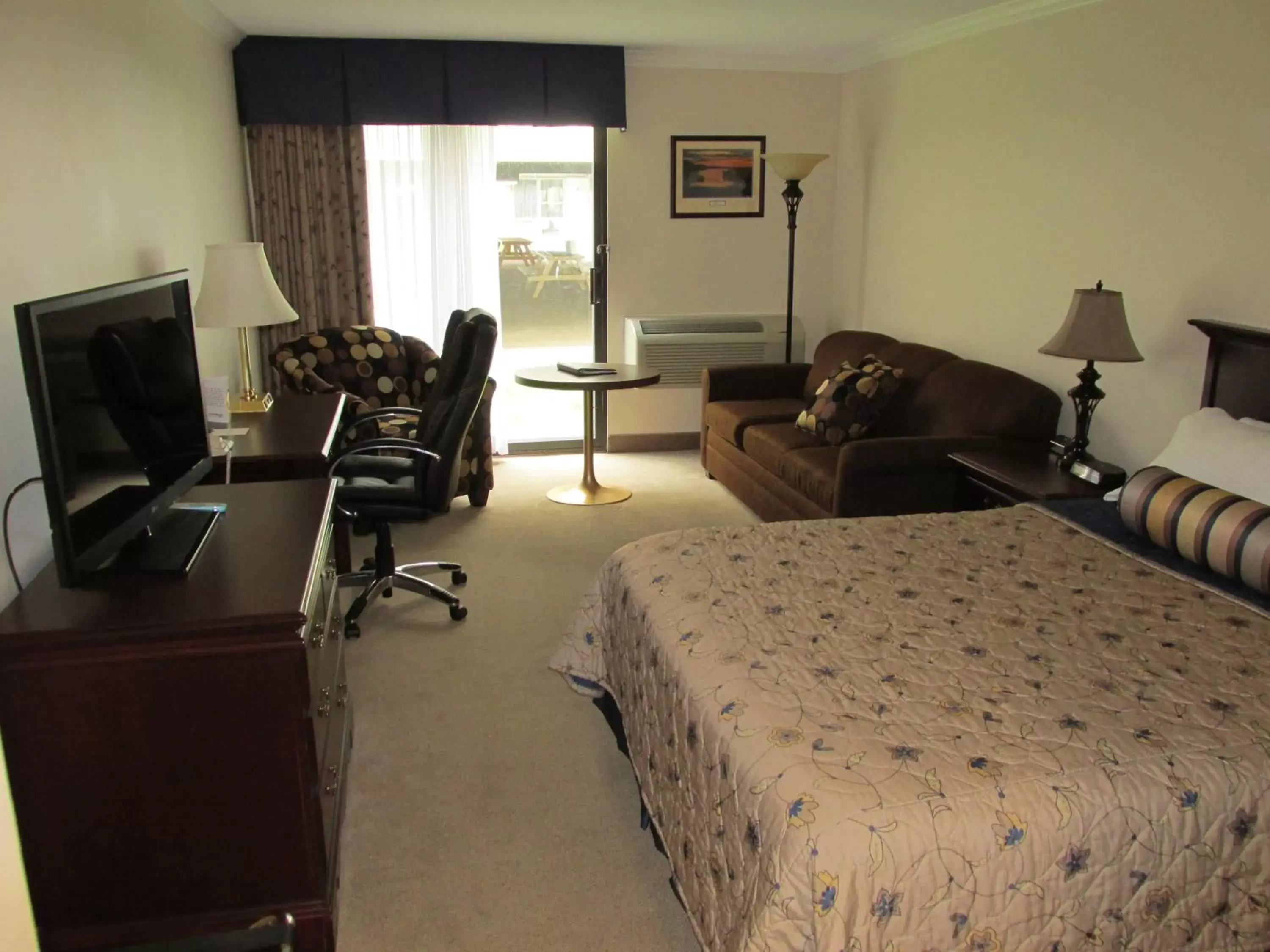 Deluxe Queen Room with Sofa Bed in The Fredericton Inn Deluxe Queen Room with Sofa Bed in The Fredericton Inn