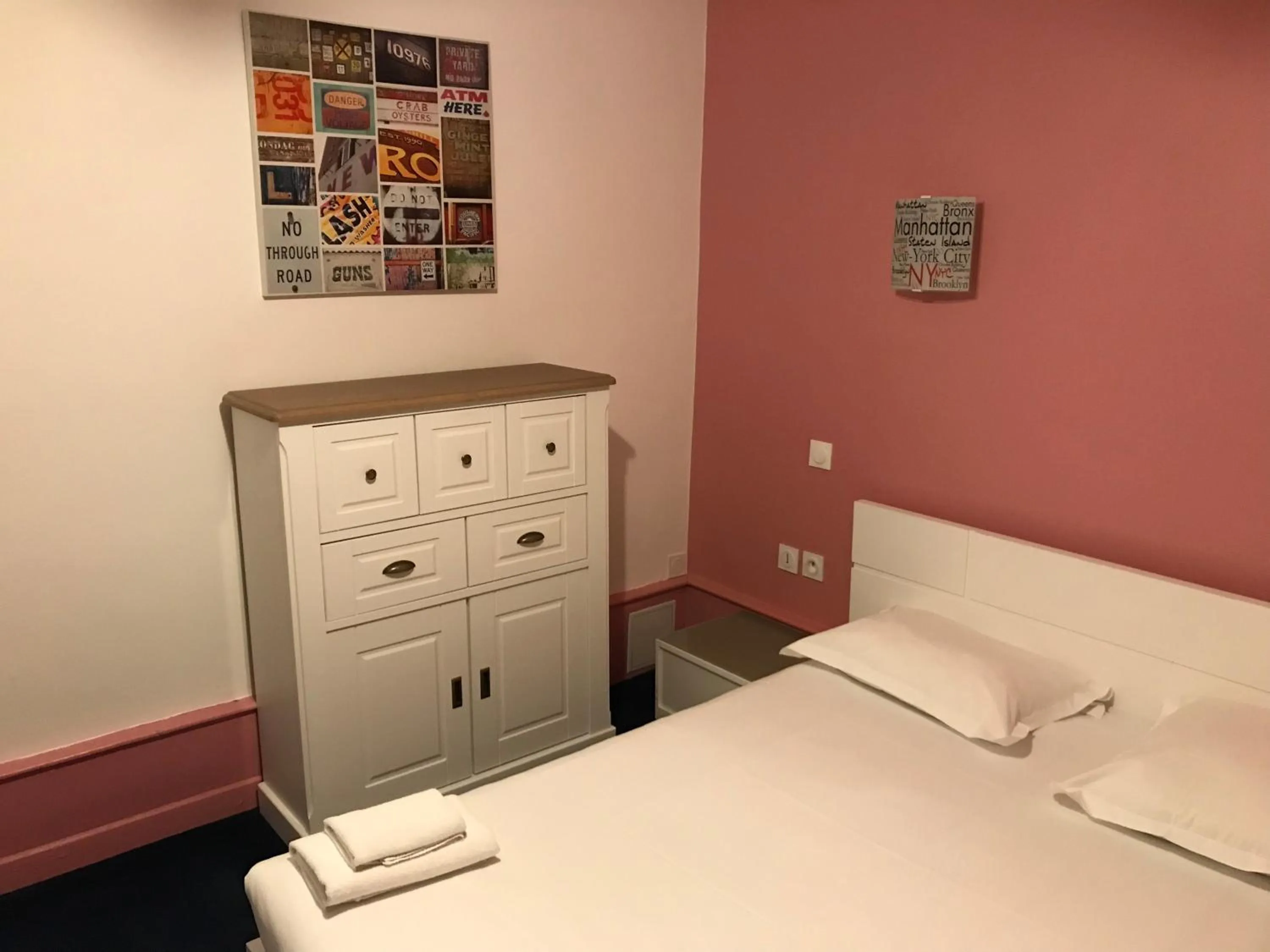 Bed in Hotel Couleurs Sud Centre-ville Gare Charleville-Mézières