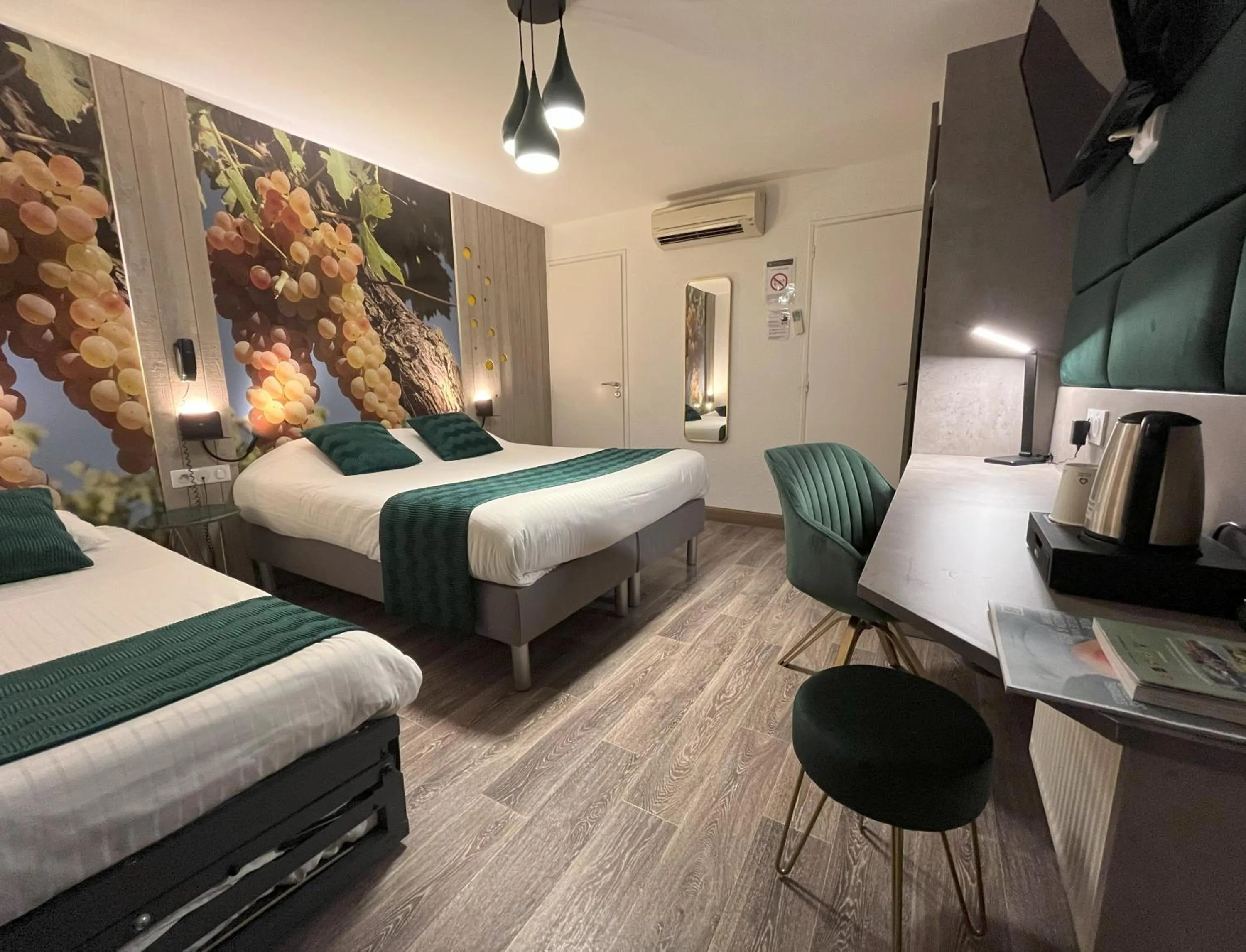 TV and multimedia, Bed in Cit'Hotel Le Cheval Blanc, Cognac Centre