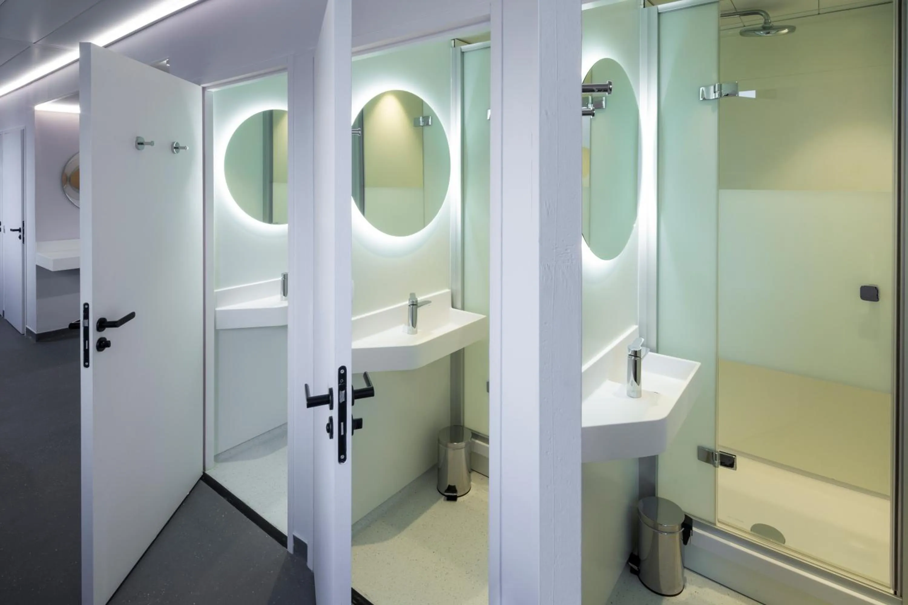 Shower in JO&JOE Paris Gentilly - Auberge de Jeunesse