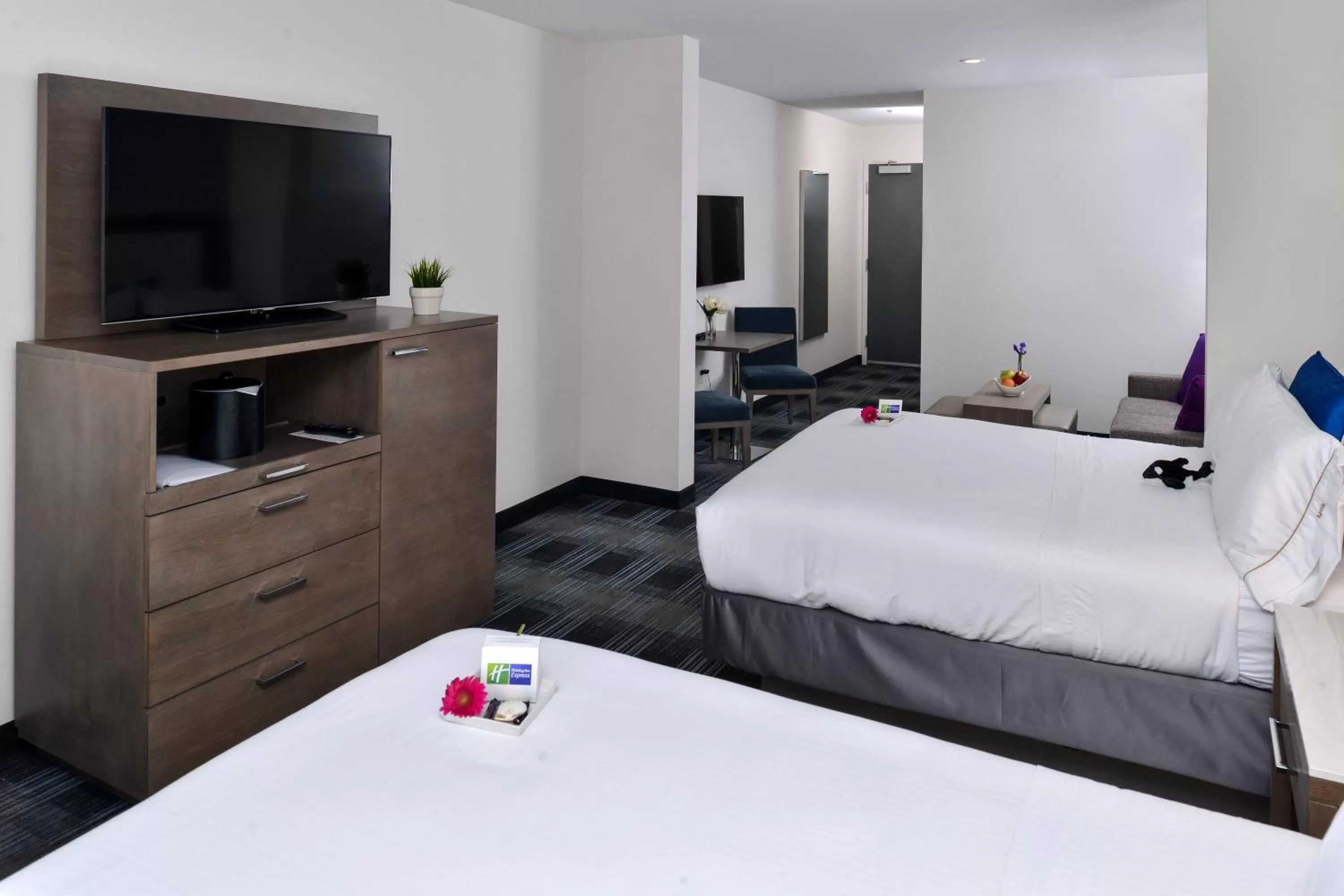 Photo of the whole room, Bed in Holiday Inn Express & Suites San Diego - Mission Valley by IHG