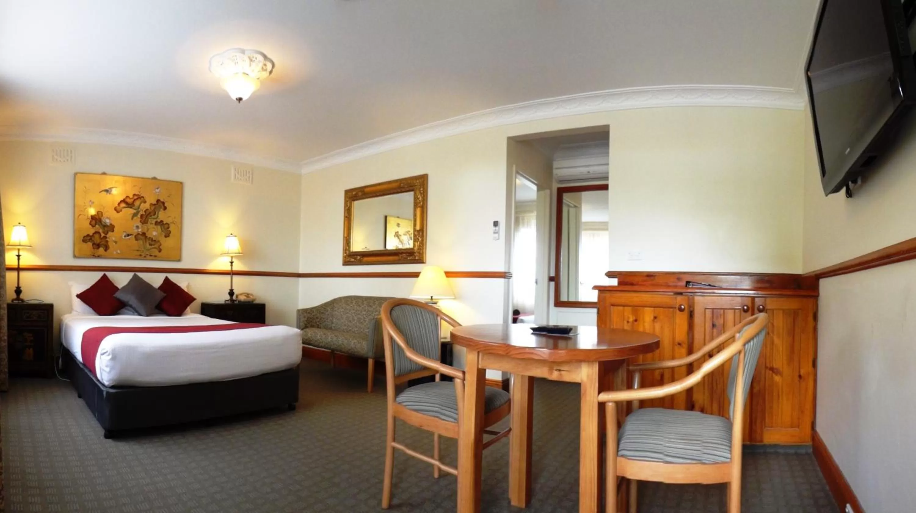 Photo of the whole room, Bed in Three Explorers Motel