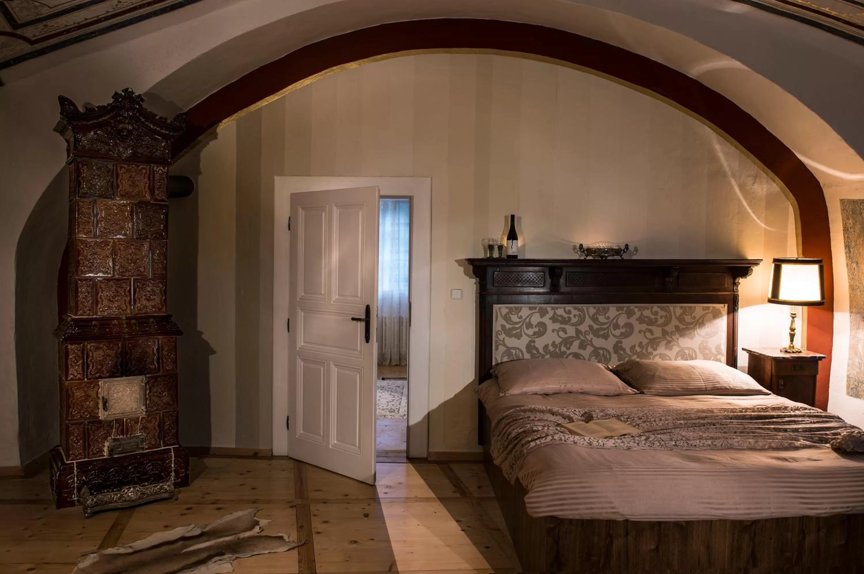 Photo of the whole room, Bed in Chateau GrandCastle