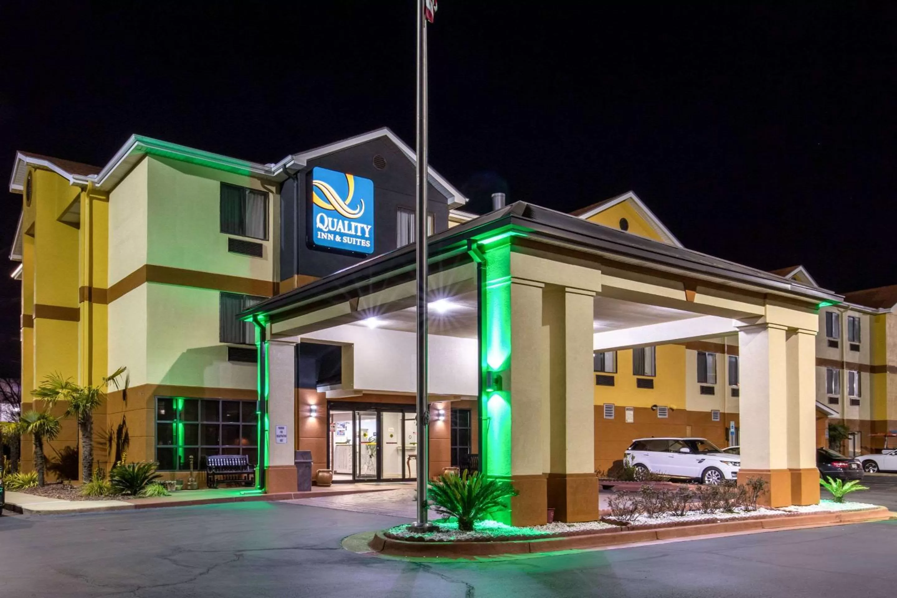 Property building in Quality Inn & Suites Montgomery East Carmichael Rd