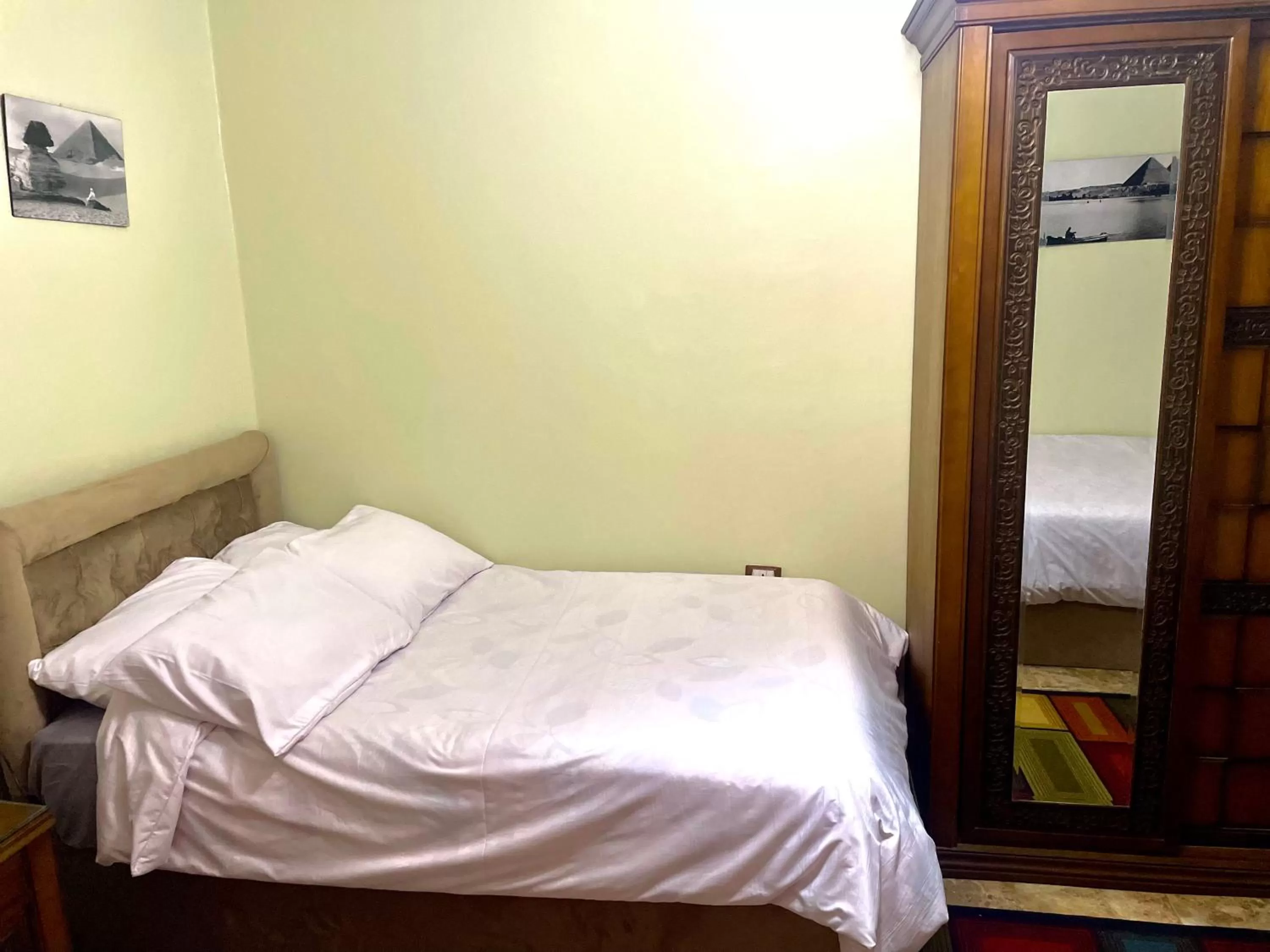 Bed in Sphinx palace pyramids view