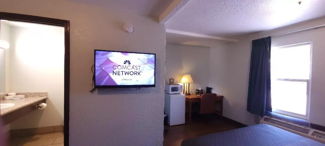 TV and multimedia, Bed in Sycamore Inn Chico University Area