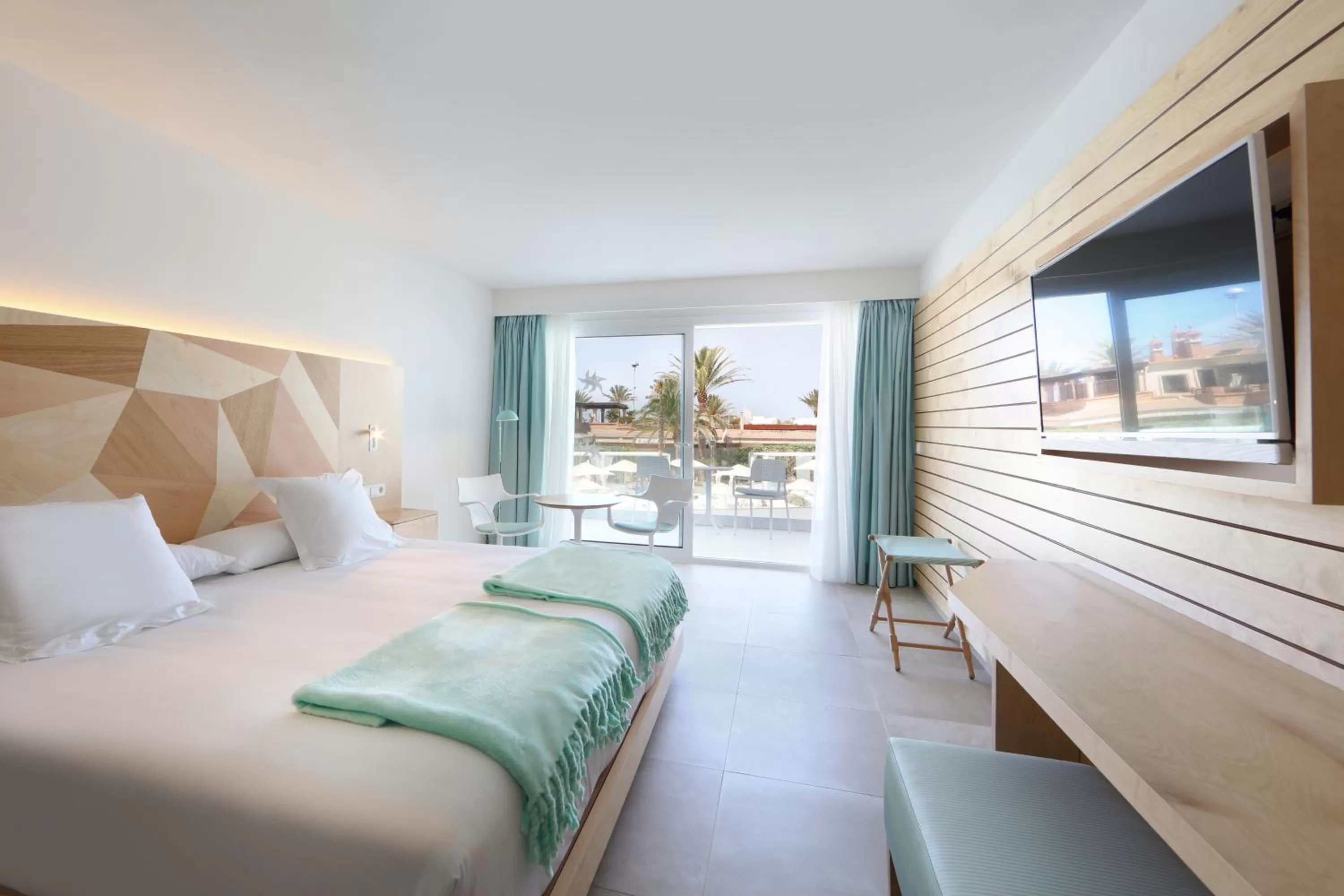 Photo of the whole room, Bed in Iberostar Selection Playa de Palma