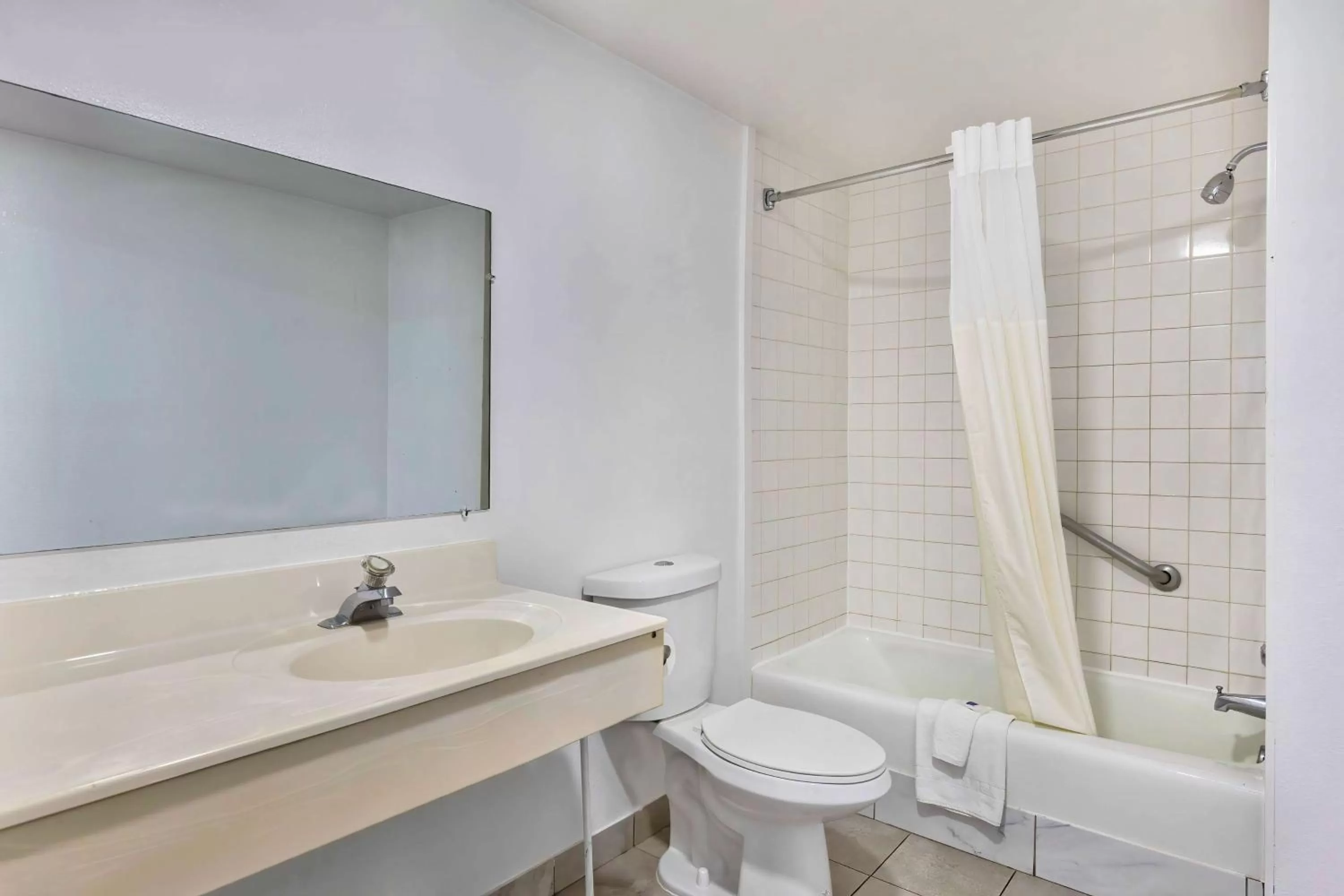 Bathroom in Motel 6-Falls Church, VA - Arlington Boulevard