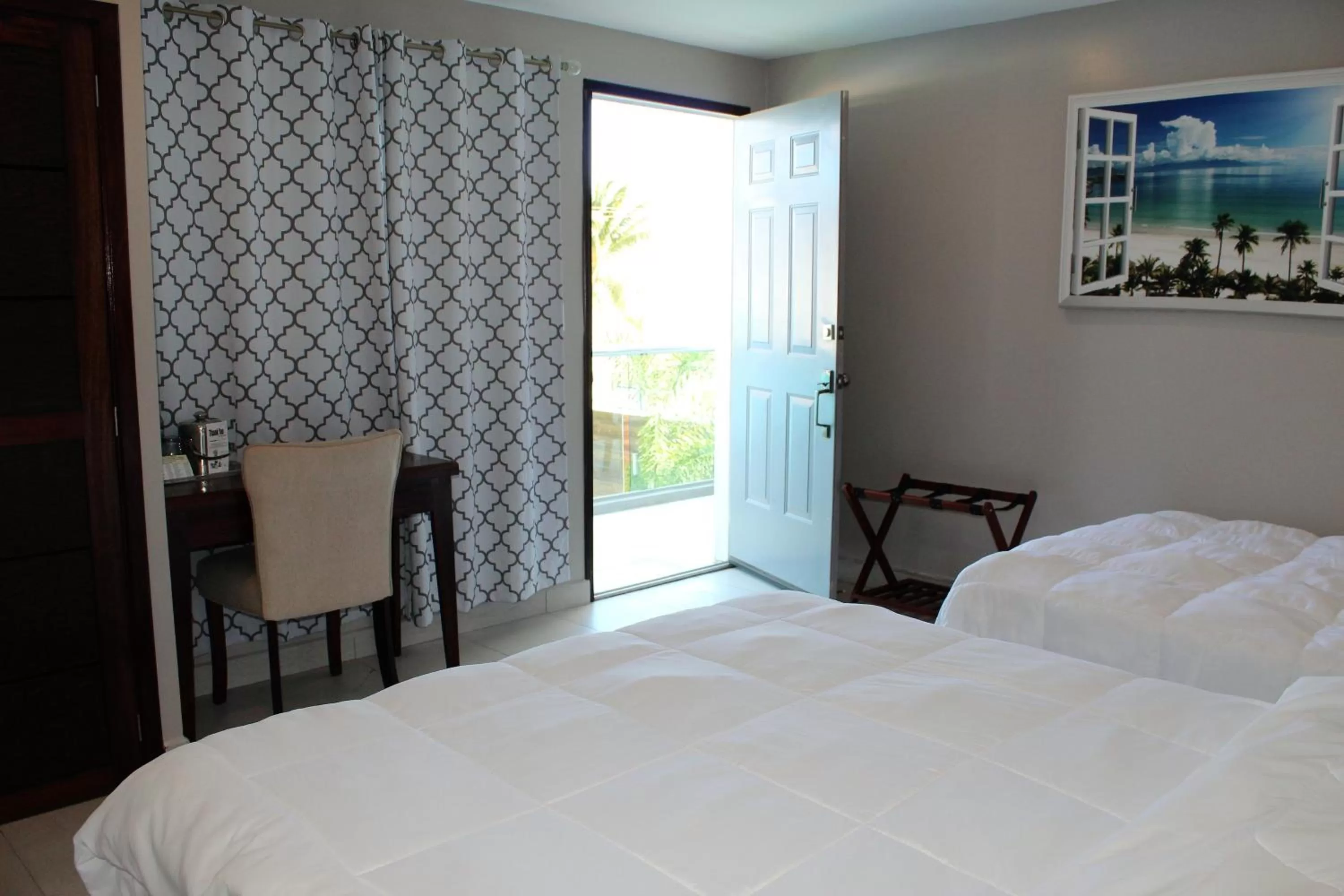 Photo of the whole room, Bed in Barefoot Caye Caulker Hotel