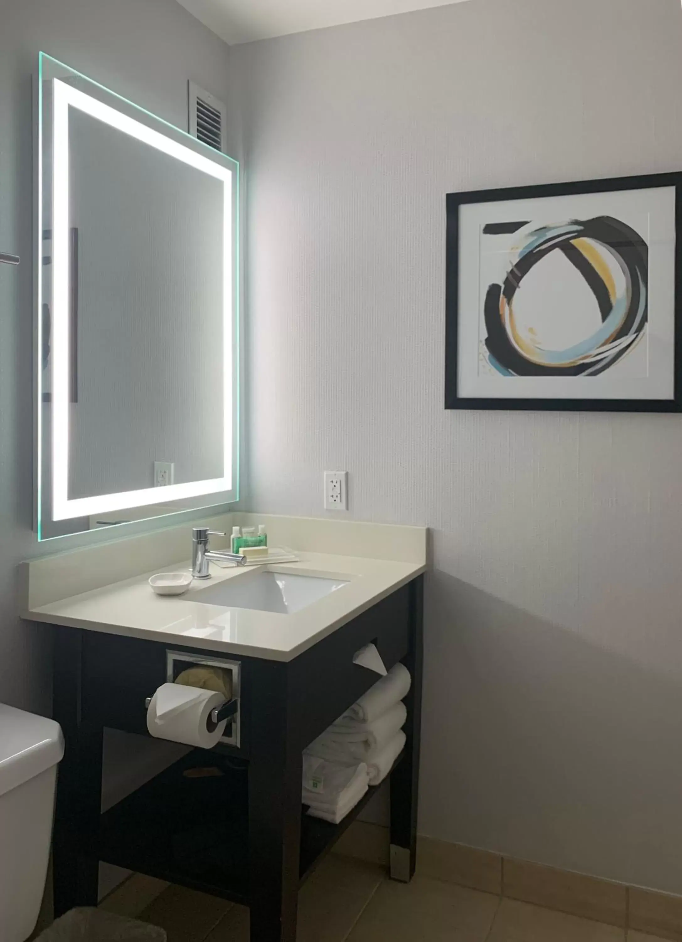 King Room - Hearing Accessible - Non-Smoking in Holiday Inn Los Angeles - LAX Airport, an IHG Hotel King Room - Hearing Accessible - Non-Smoking in Holiday Inn Los Angeles - LAX Airport, an IHG Hotel