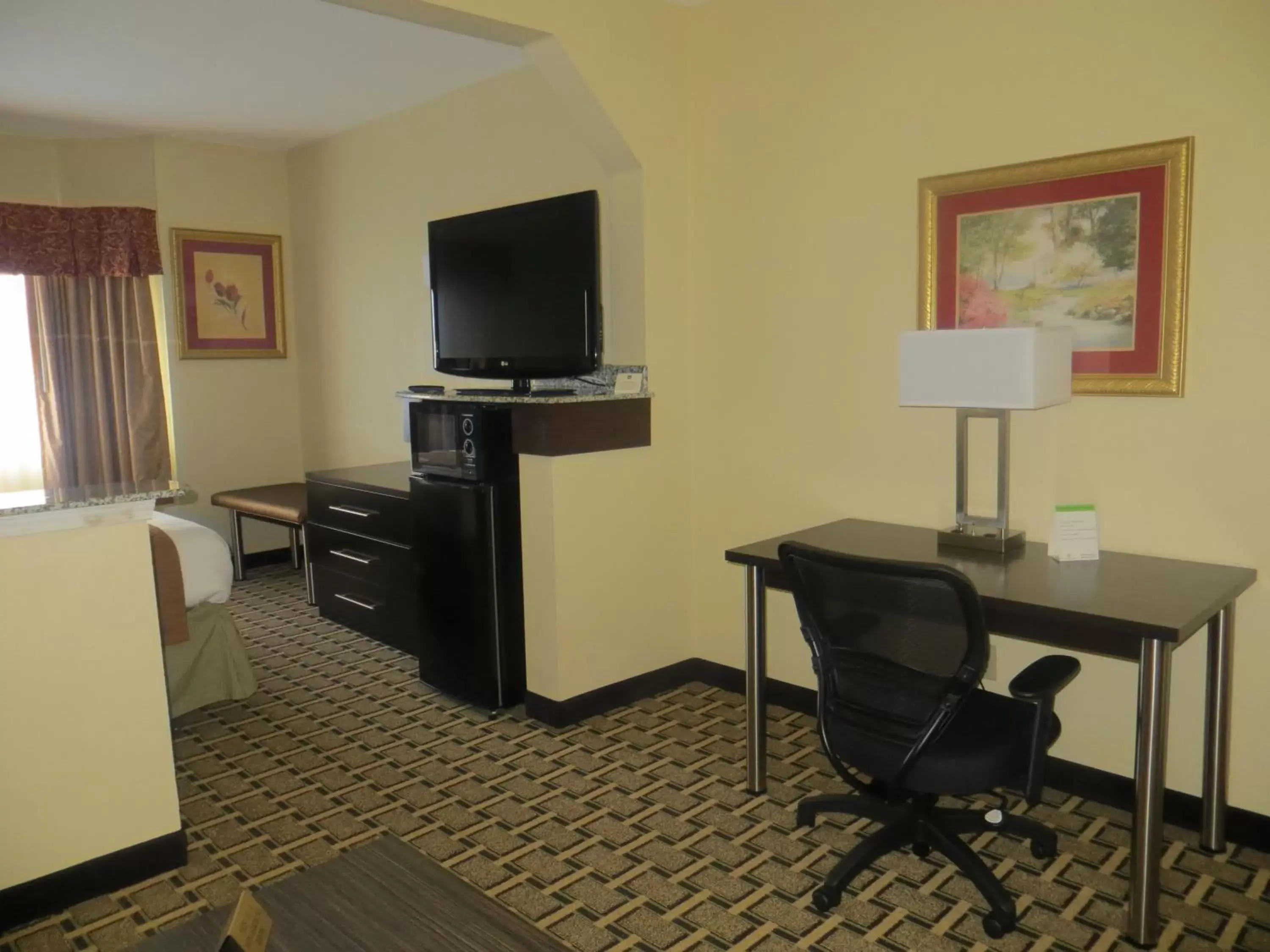 Queen Suite - Disability Access/Non-Smoking in Best Western Knoxville Suites - Downtown Queen Suite - Disability Access/Non-Smoking in Best Western Knoxville Suites - Downtown