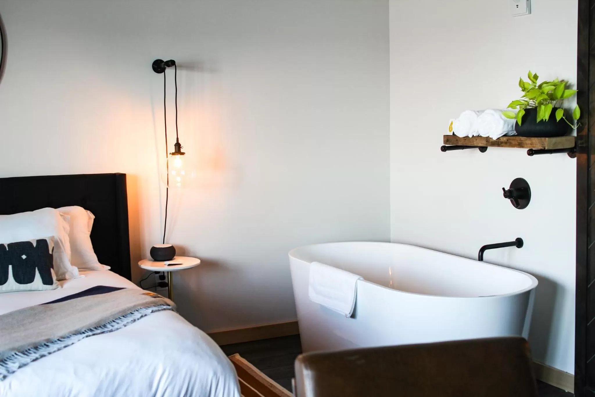 Bath, Bed in Bowline Hotel