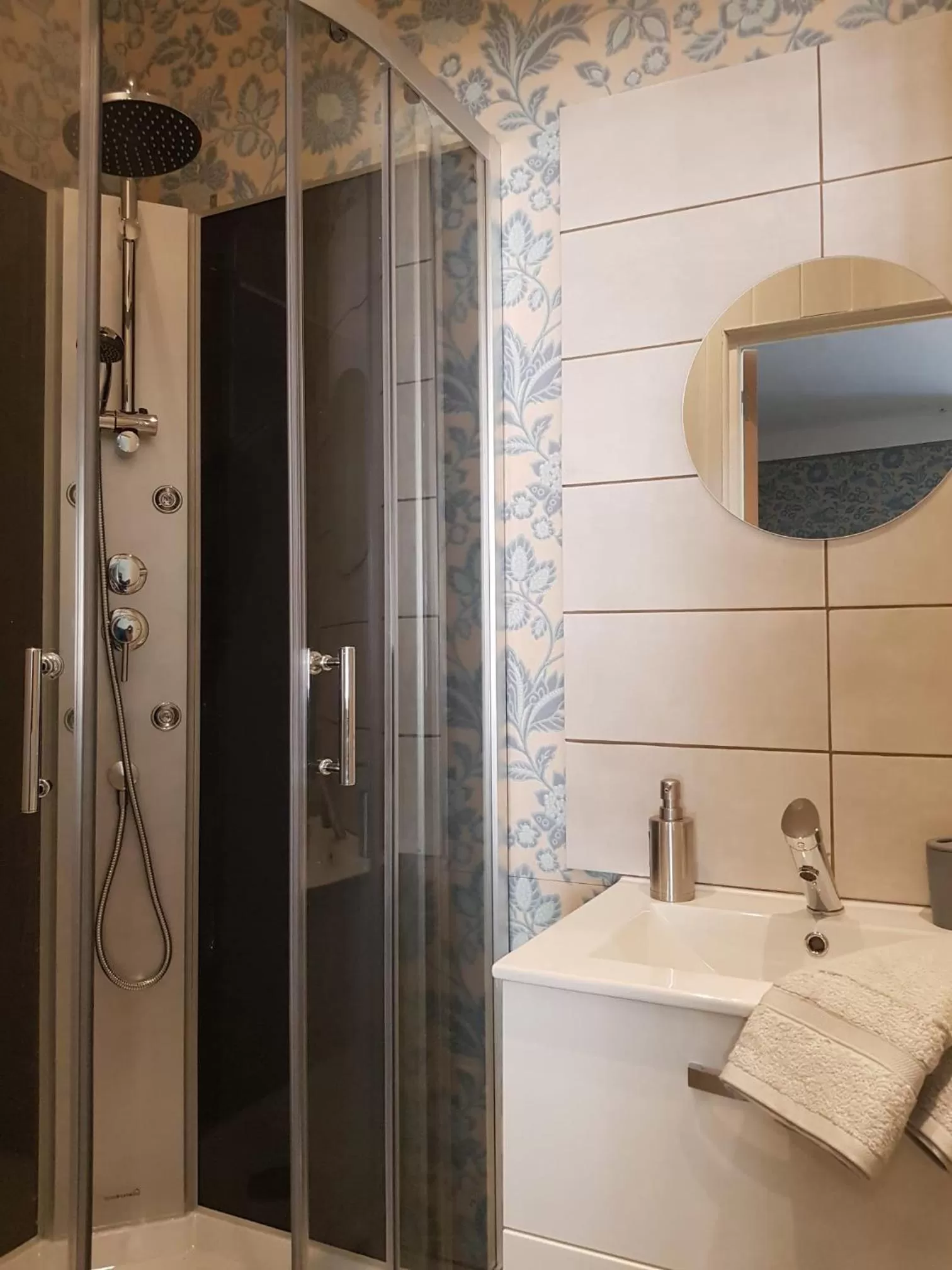 Shower, Bathroom in La Scierie