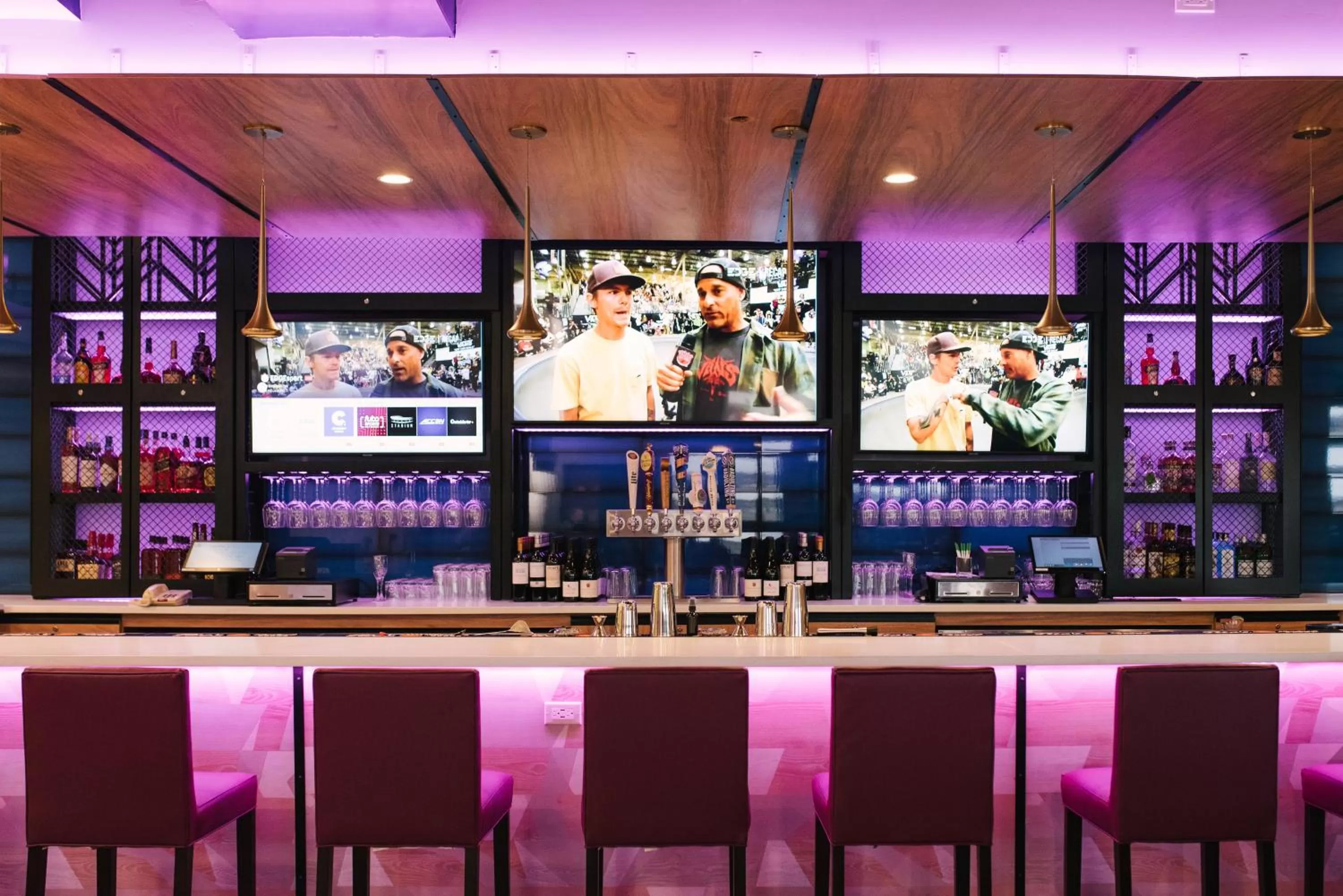 Lounge or bar in Holiday Inn Philadelphia-Cherry Hill by IHG