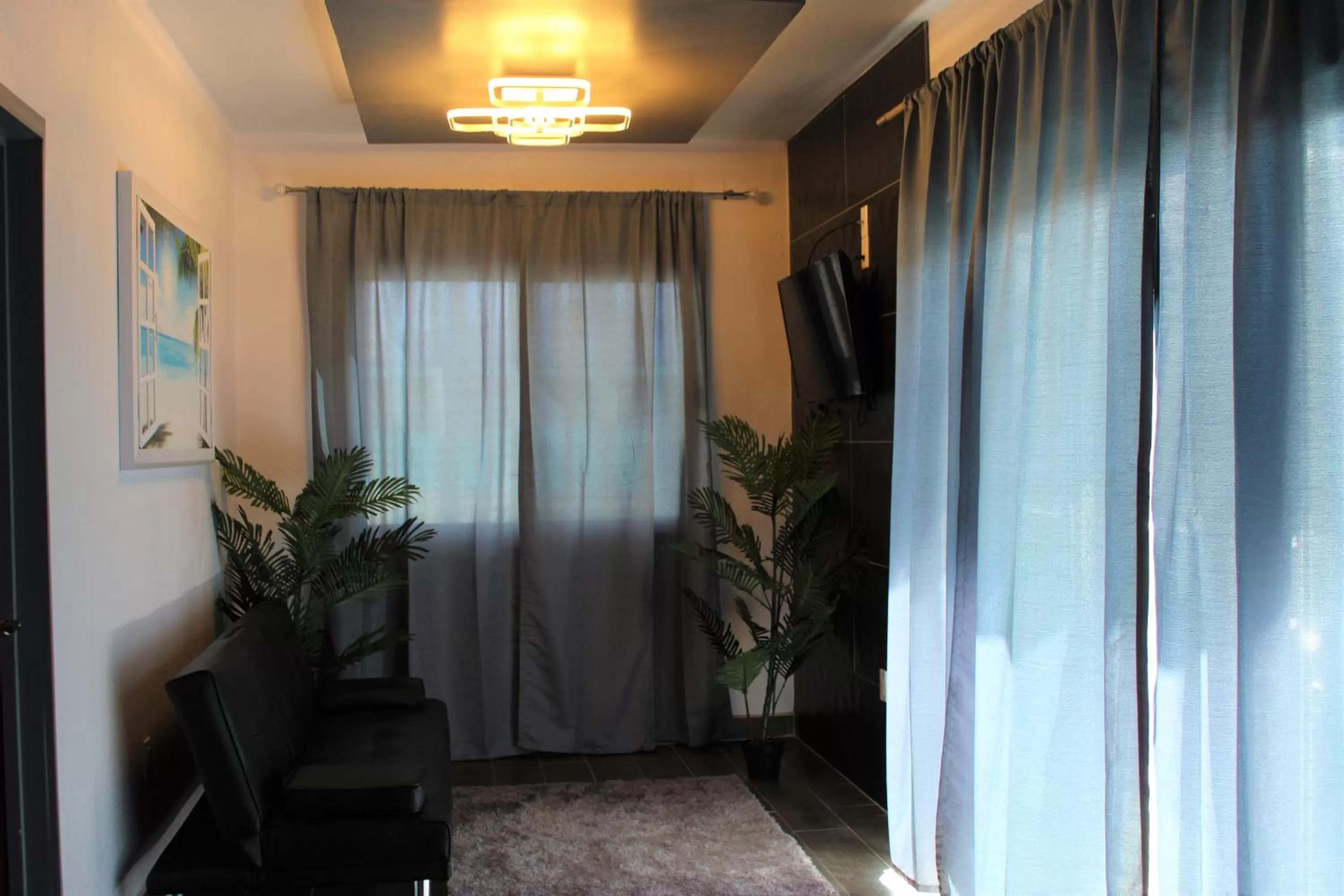 Communal lounge/ TV room in Barefoot Caye Caulker Hotel