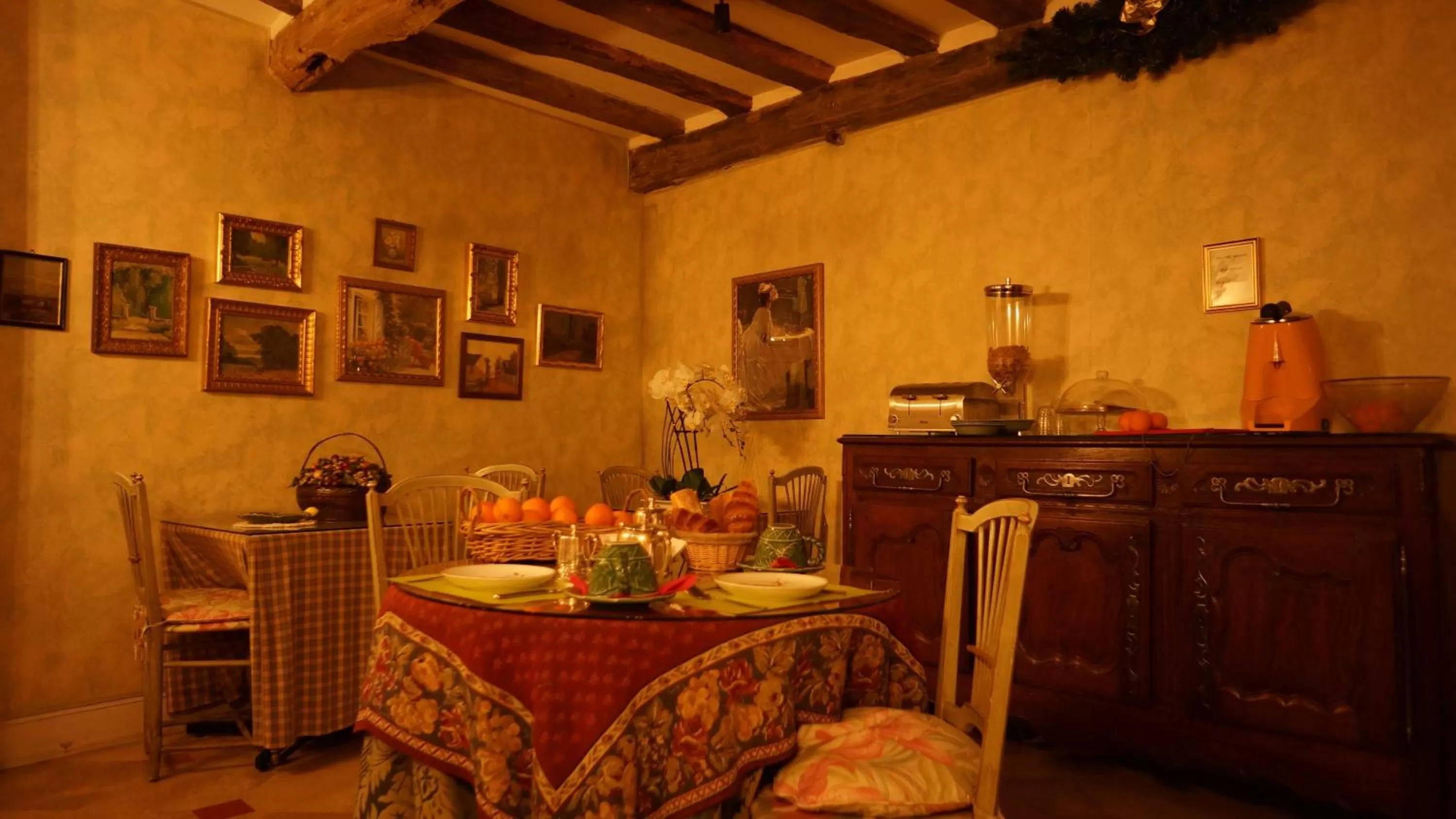 Dining area in Le Relais Médicis