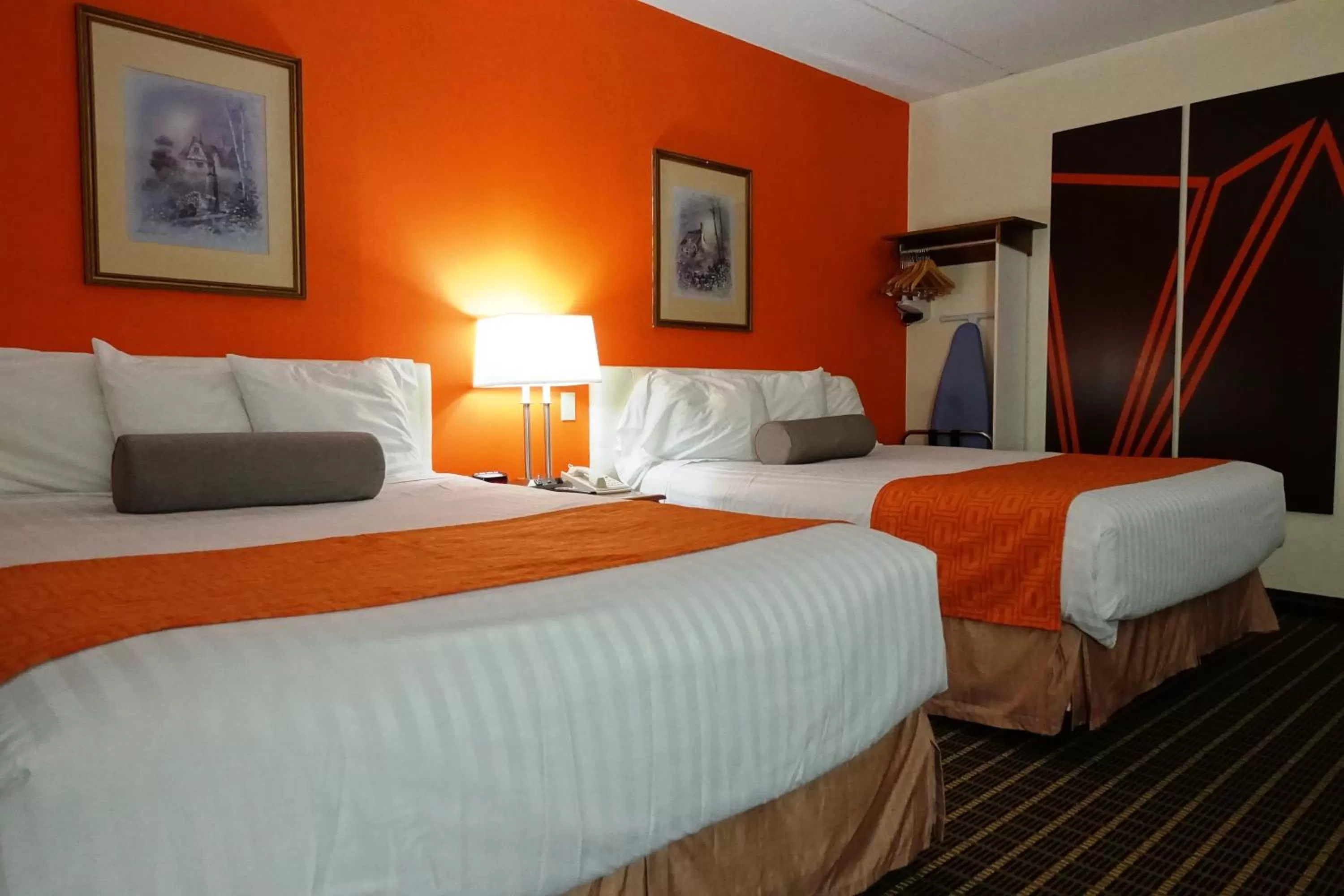 Photo of the whole room, Bed in Howard Johnson by Wyndham Tillsonburg