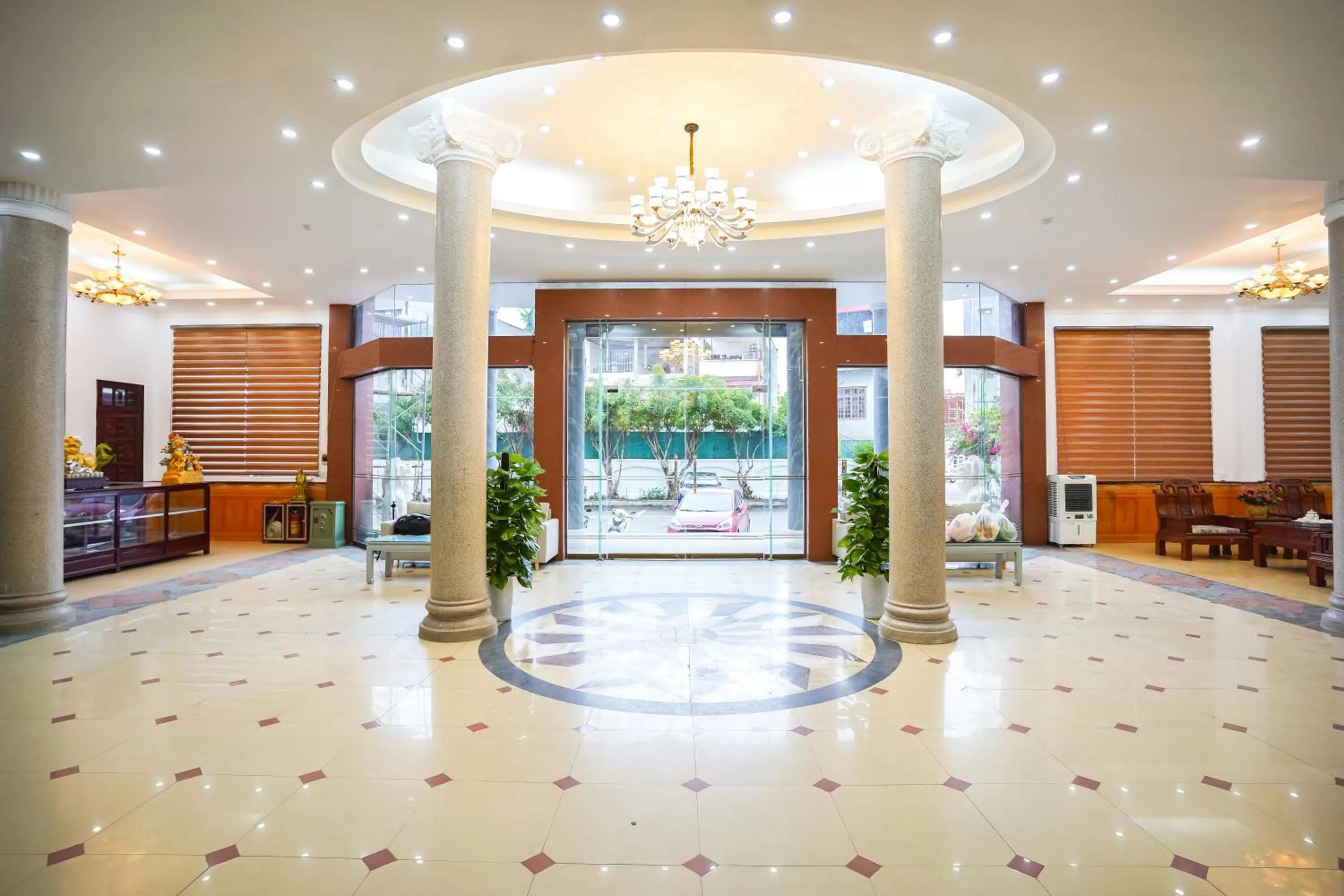 PHÚ QUÝ HOTEL near ĐÔNG KINH MARKET