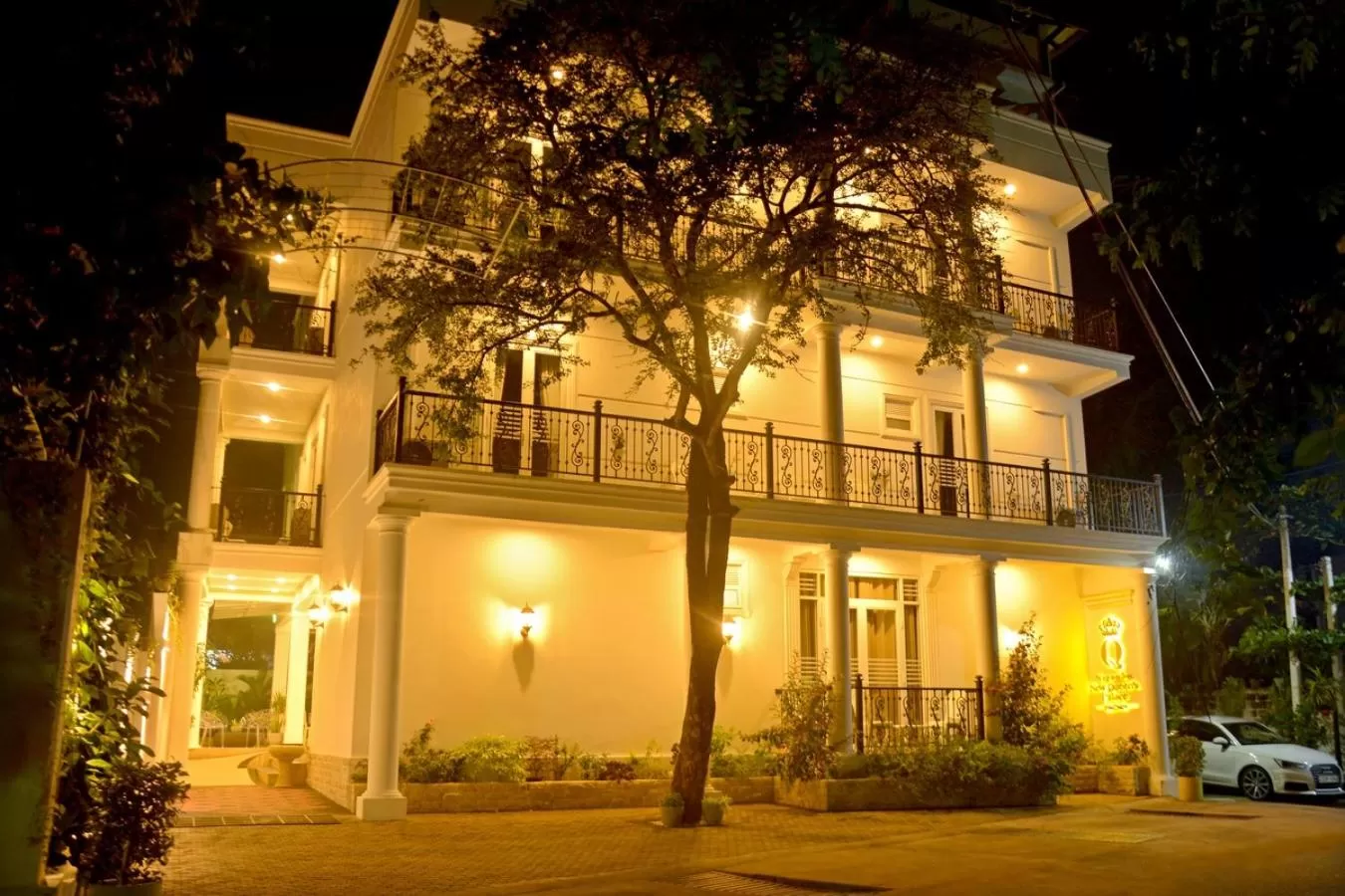 Property Building in Negombo New Queen's Palace