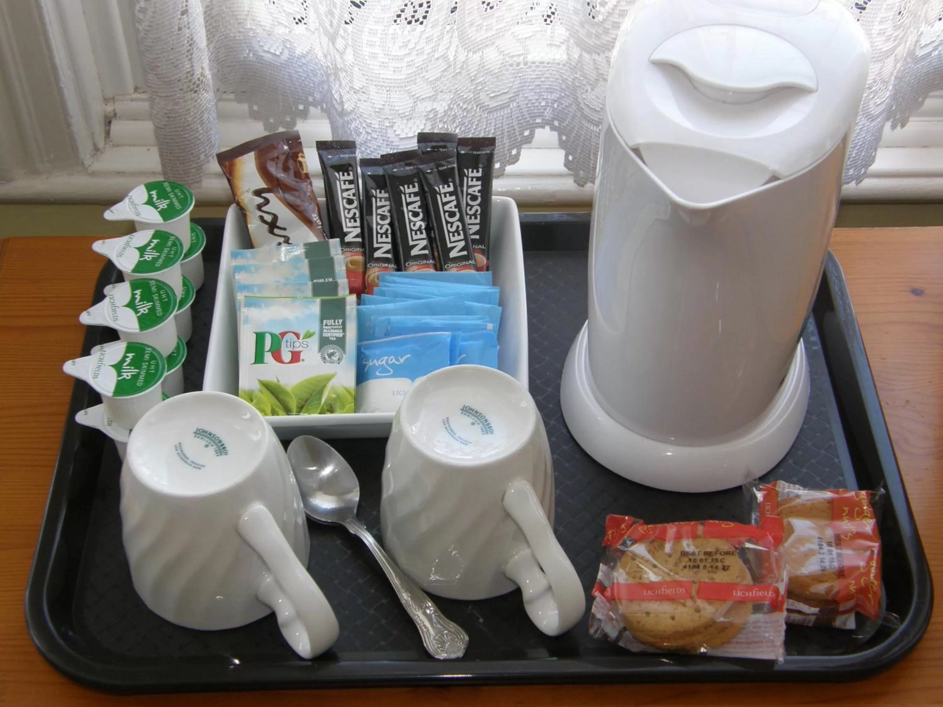 Coffee/tea facilities in Kingswinford Guest House with Free Parking