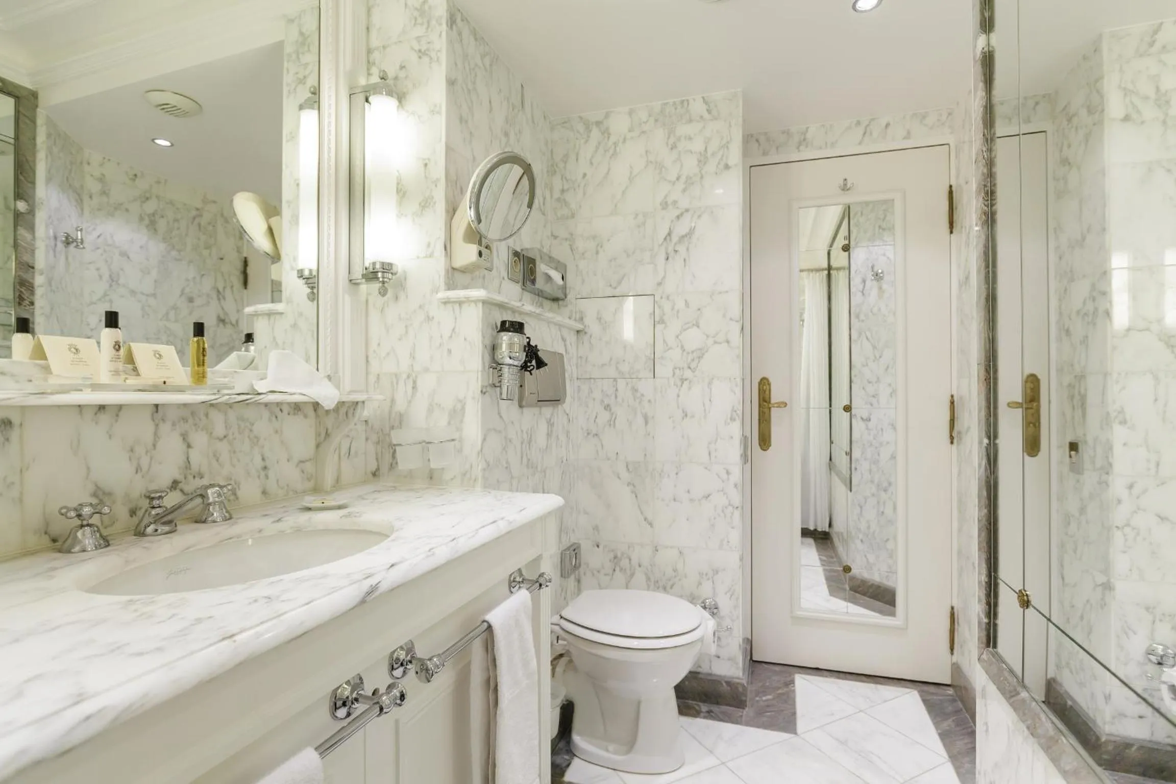 Bathroom in Hotel Luxembourg Parc