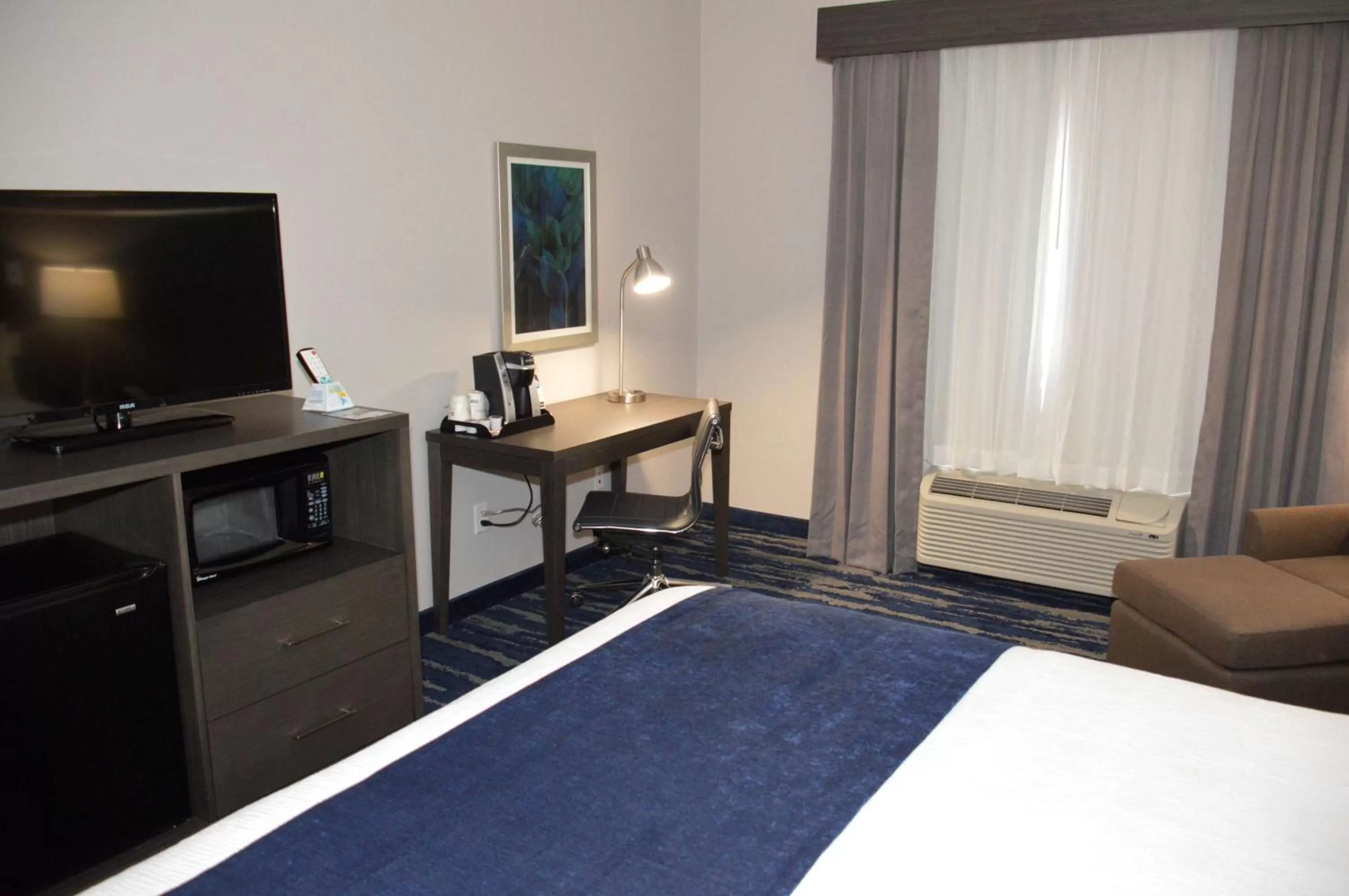 Photo of the whole room, Bed in Best Western Plus Longview – University Hotel