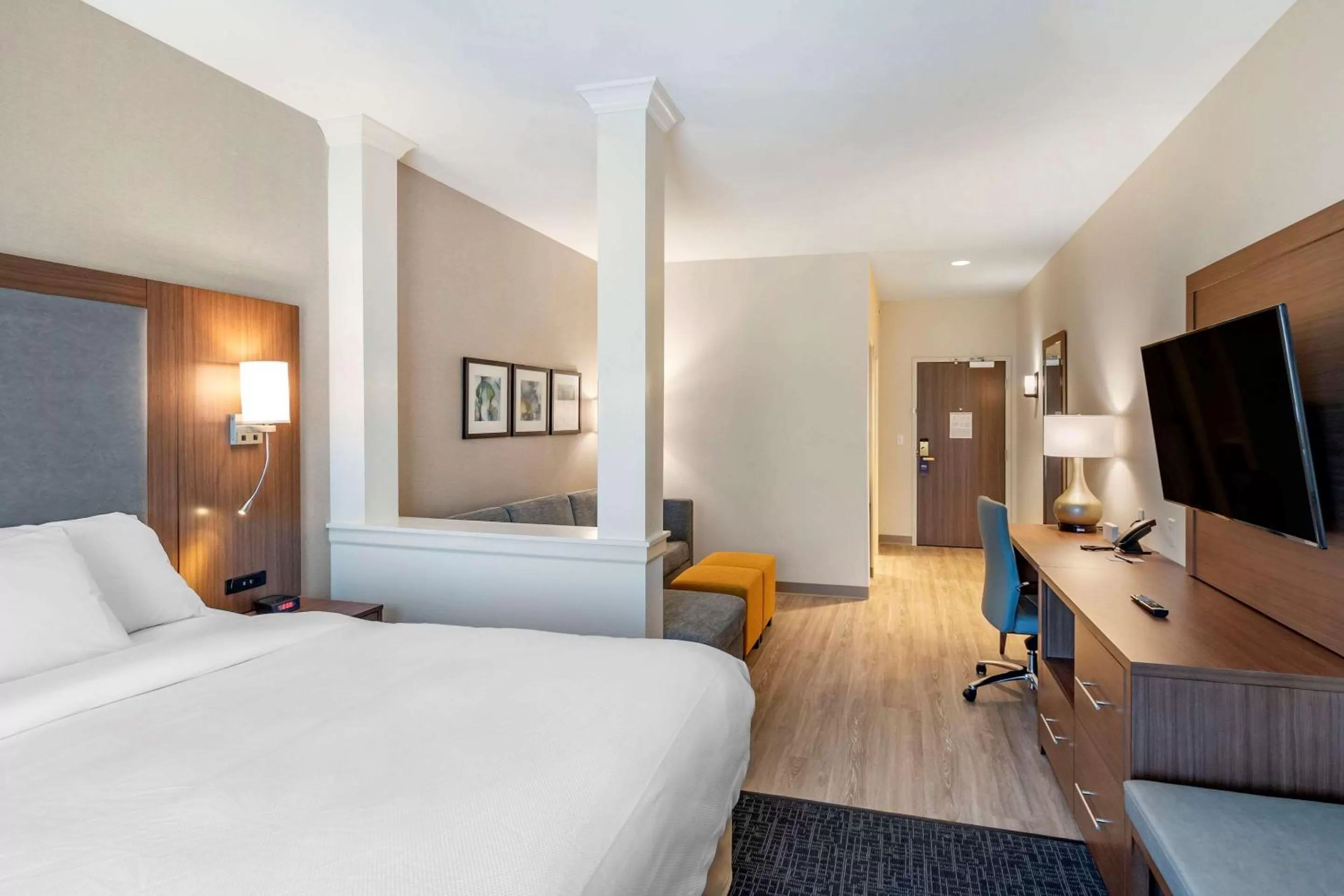 Photo of the whole room, Bed in Comfort Suites Grandview - Kansas City