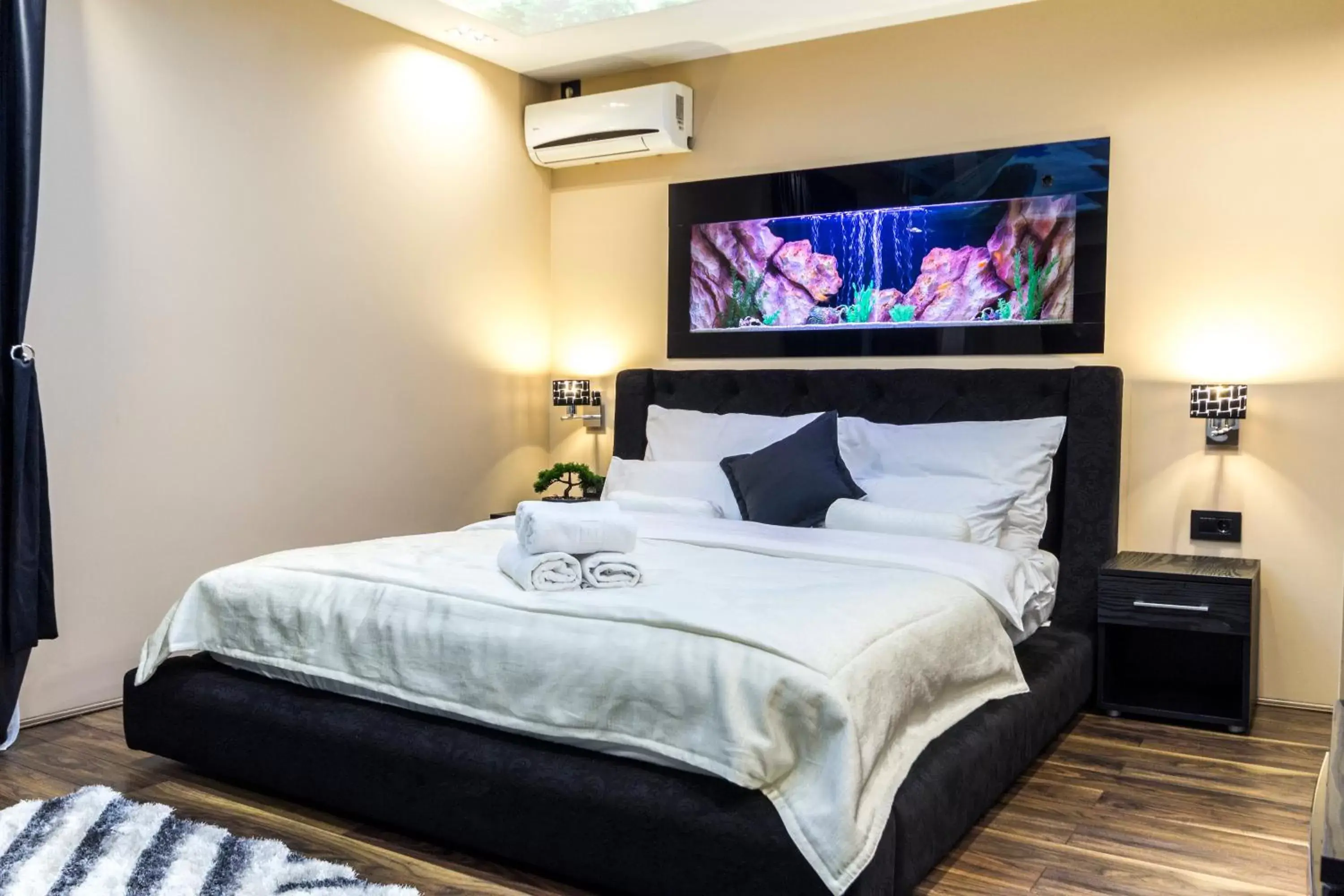 Queen Room with Spa Bath in Madison - Square Sava Queen Room with Spa Bath in Madison - Square Sava