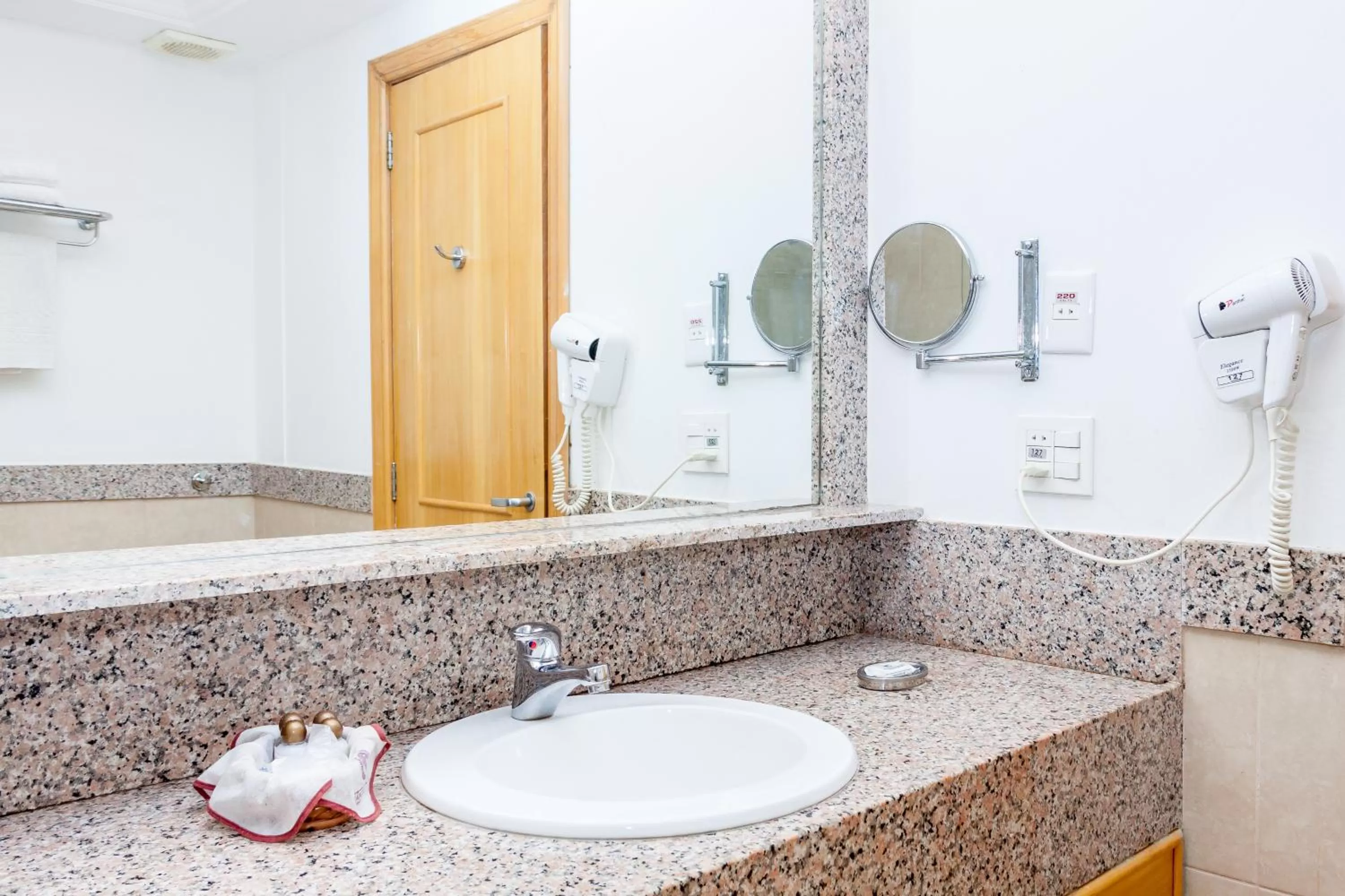 Bathroom in Hotel Atlântico Búzios Convention